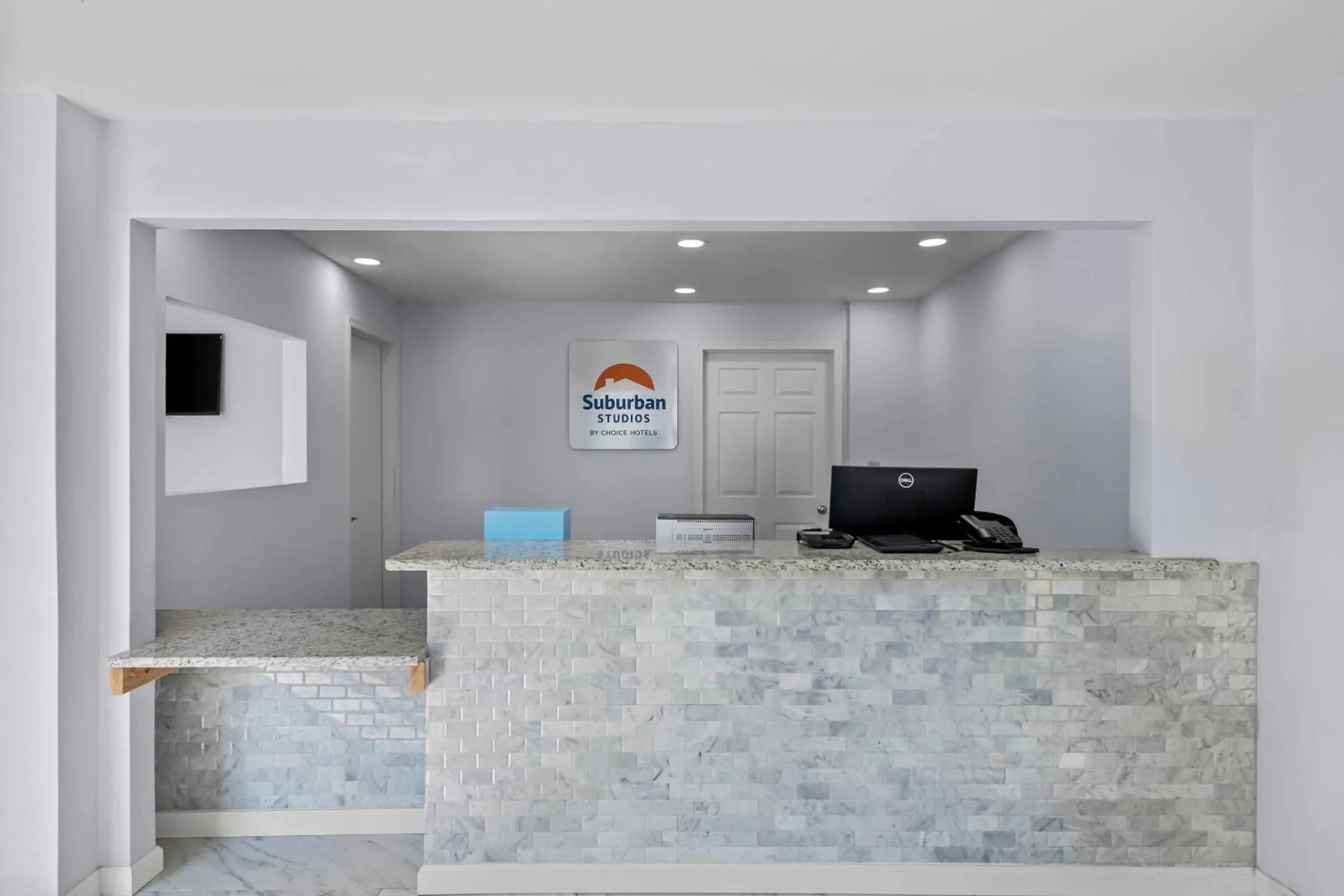 Lobby or reception in Suburban Studios Newport News - Hampton