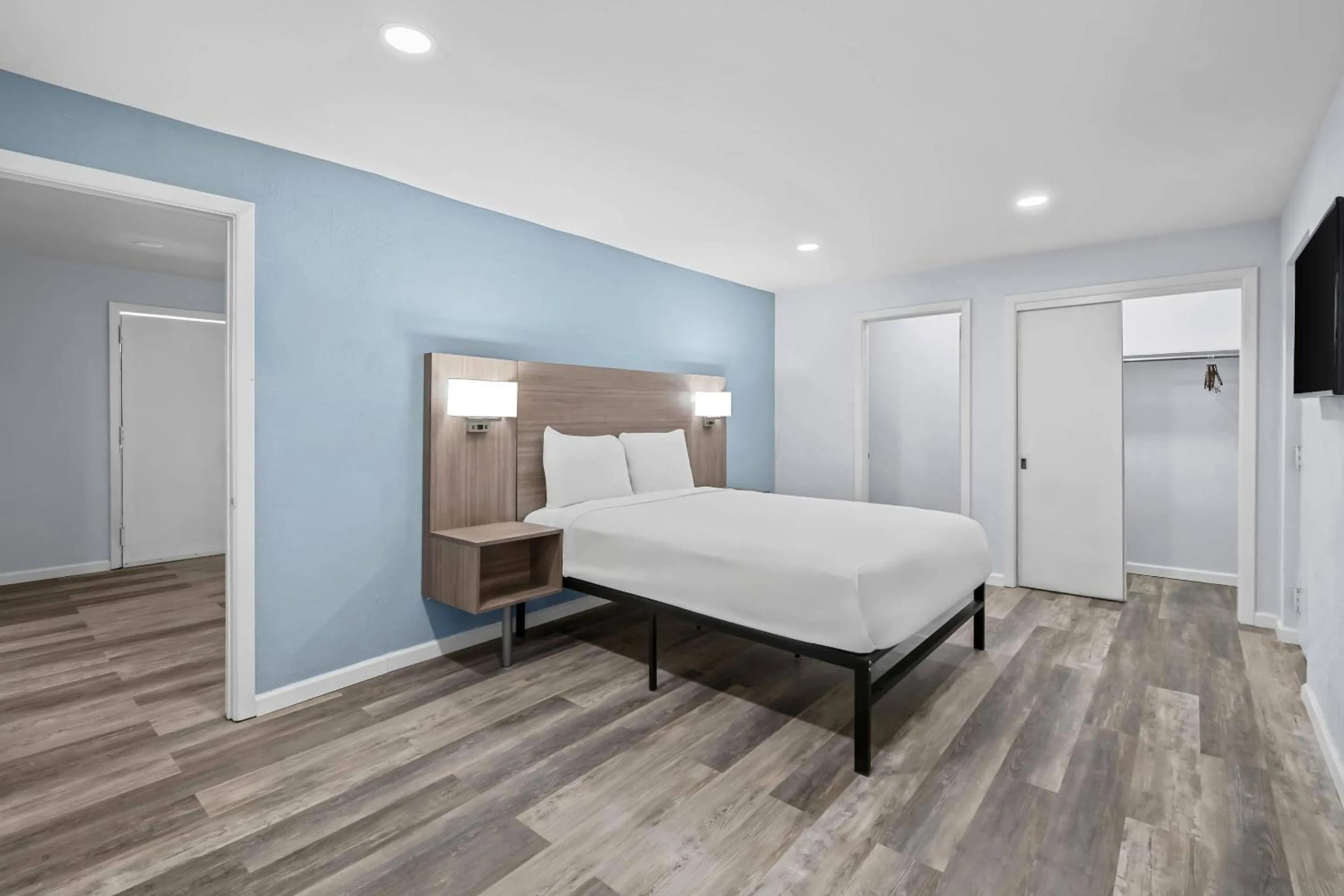 Bedroom, Bed in Suburban Studios Newport News - Hampton