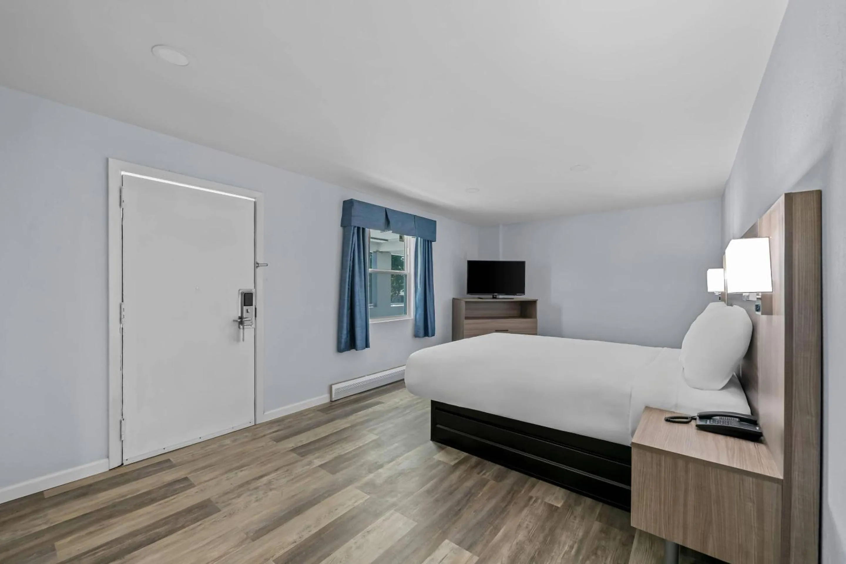 Bedroom, Bed in Suburban Studios Newport News - Hampton