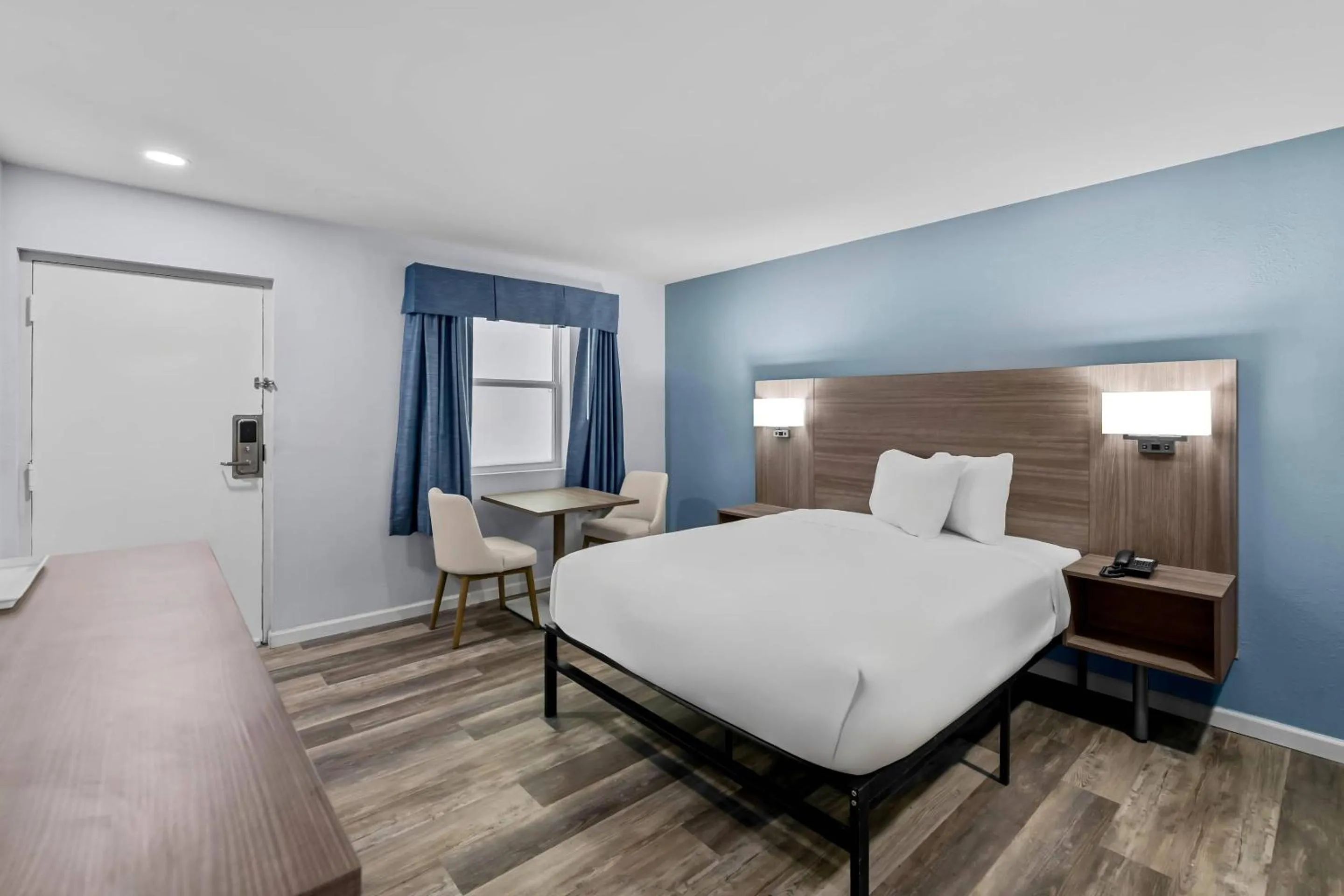 Bedroom, Bed in Suburban Studios Newport News - Hampton