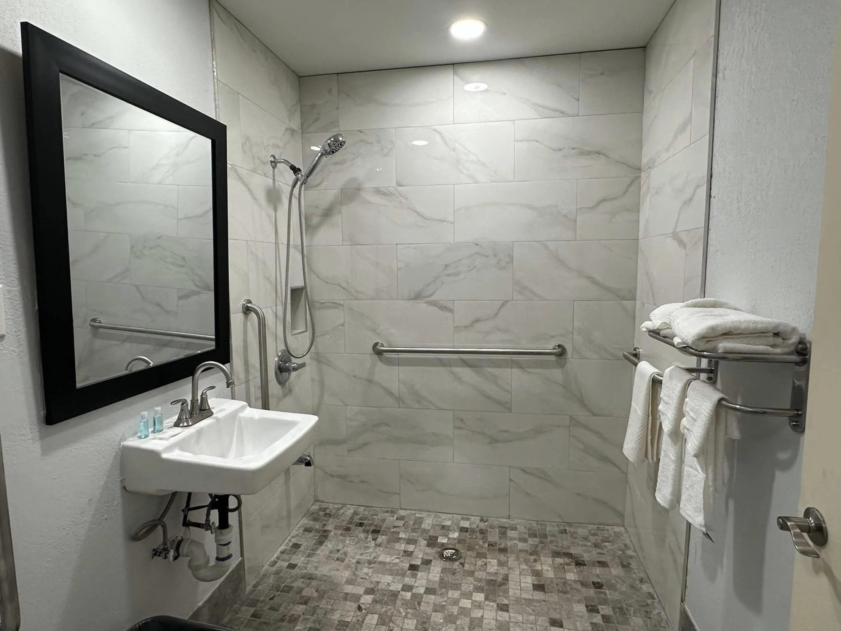 Bathroom in Suburban Studios Newport News - Hampton