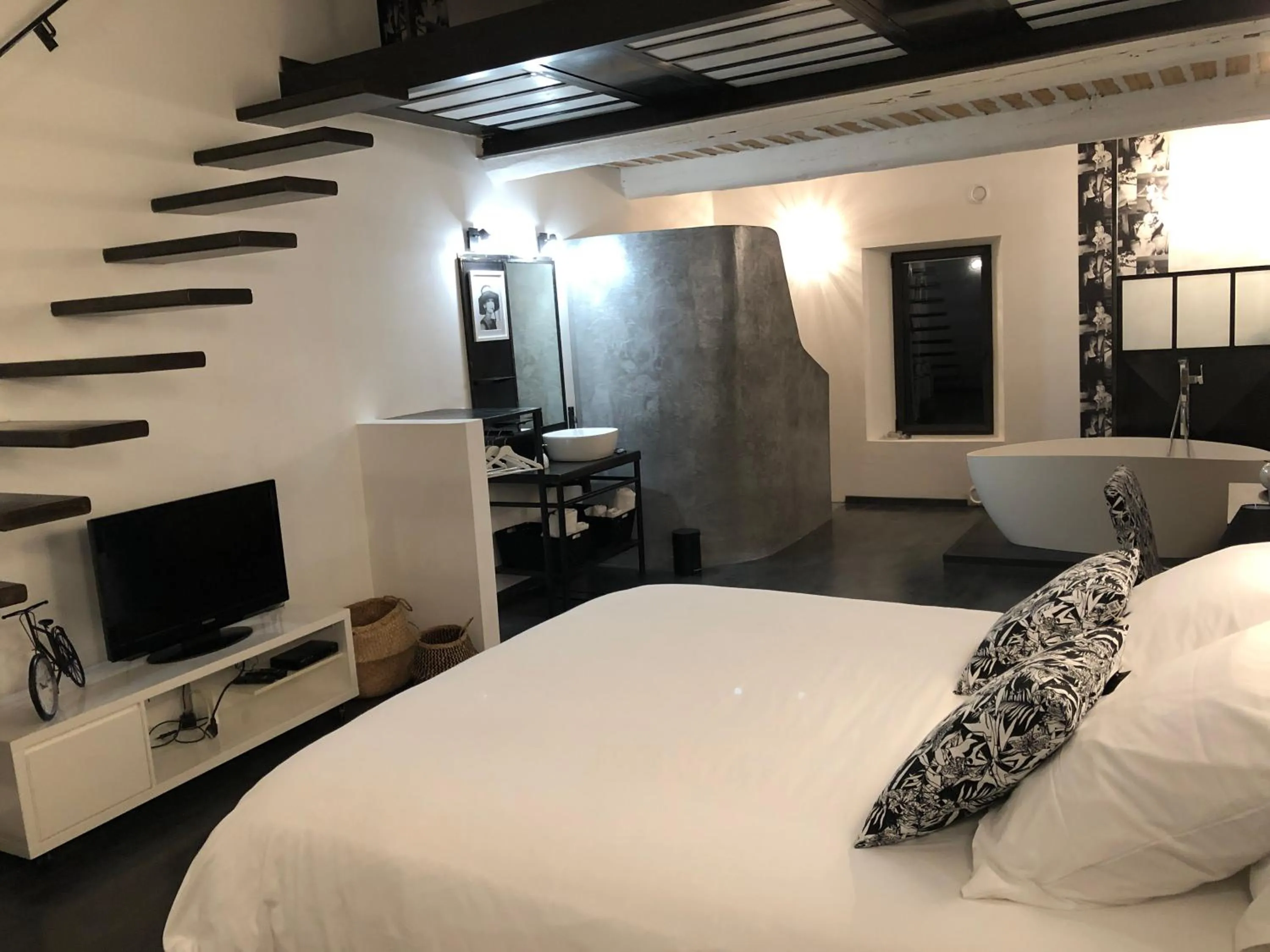 Photo of the whole room, Bed in B&B dans Mas en pierres