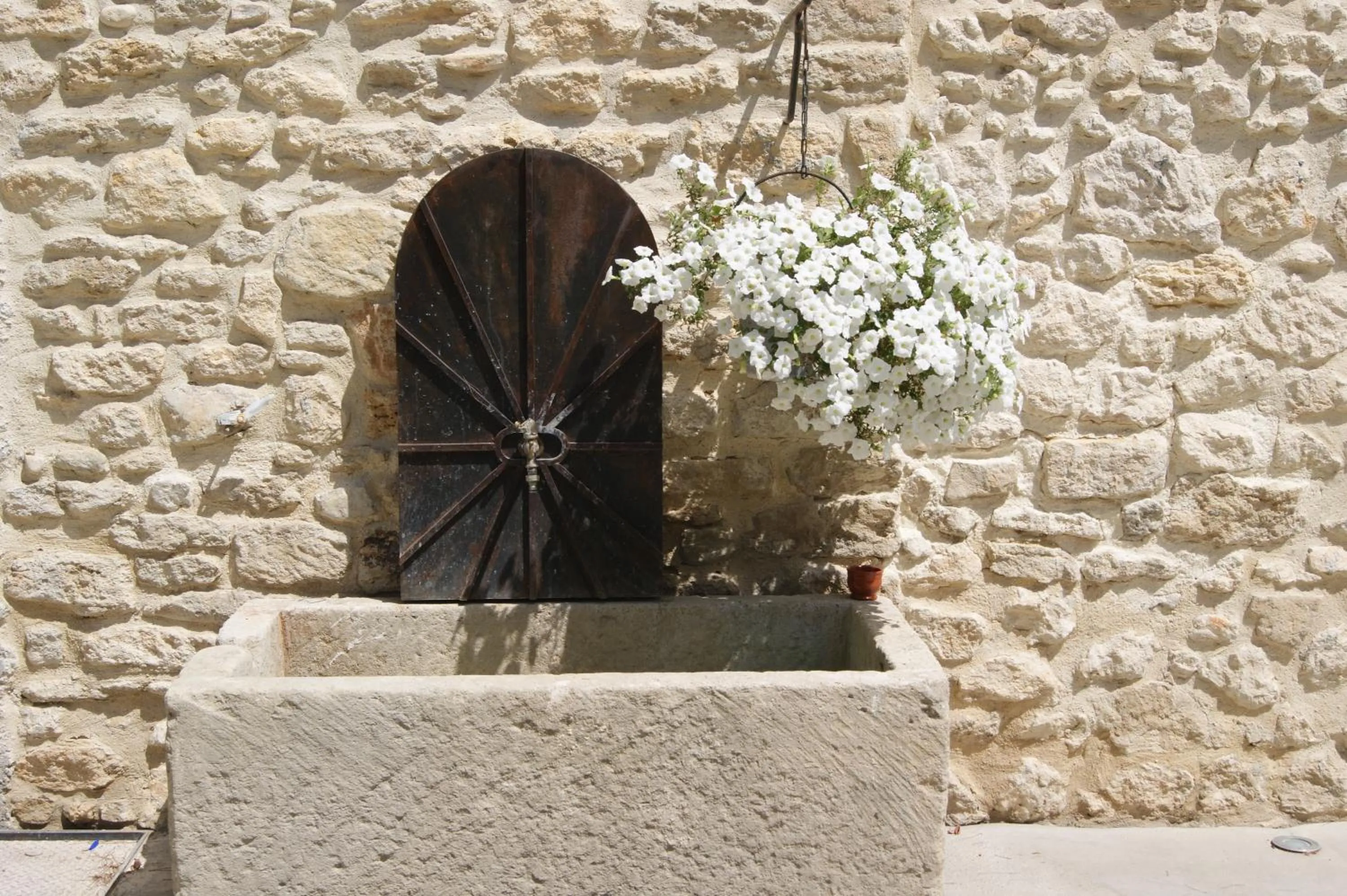 Facade/entrance in B&B dans Mas en pierres