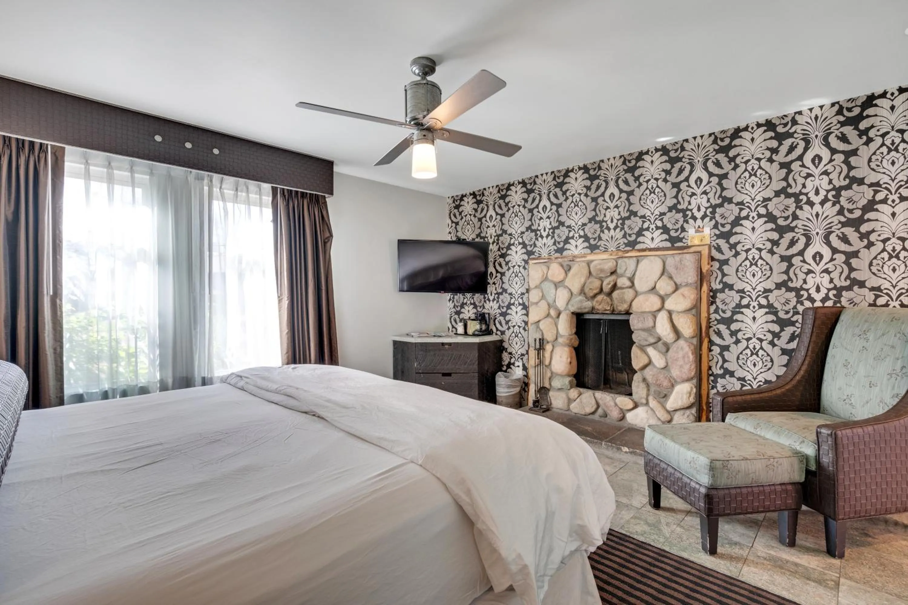 Bed in 3 Peaks Resort & Beach Club