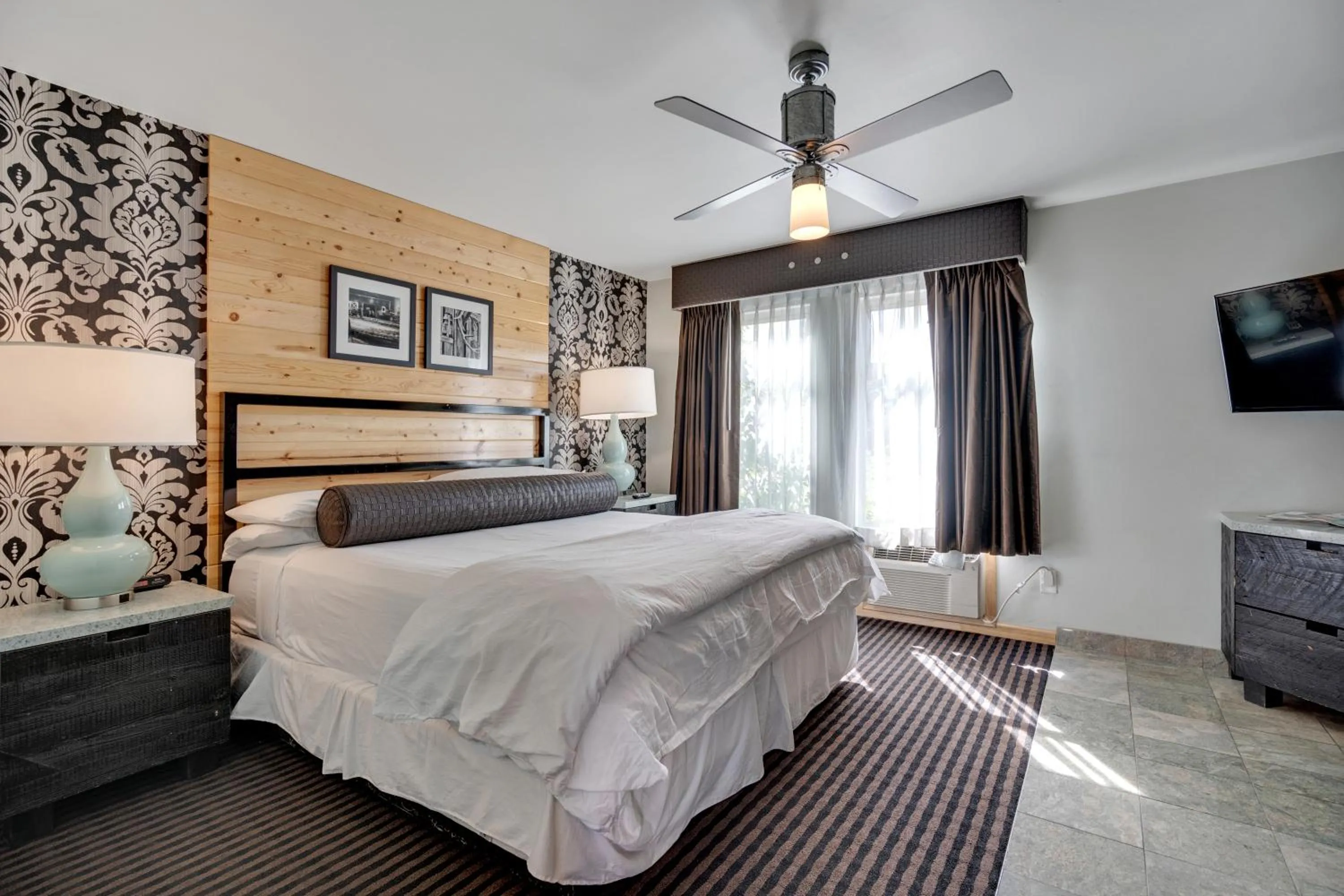 Bed in 3 Peaks Resort & Beach Club