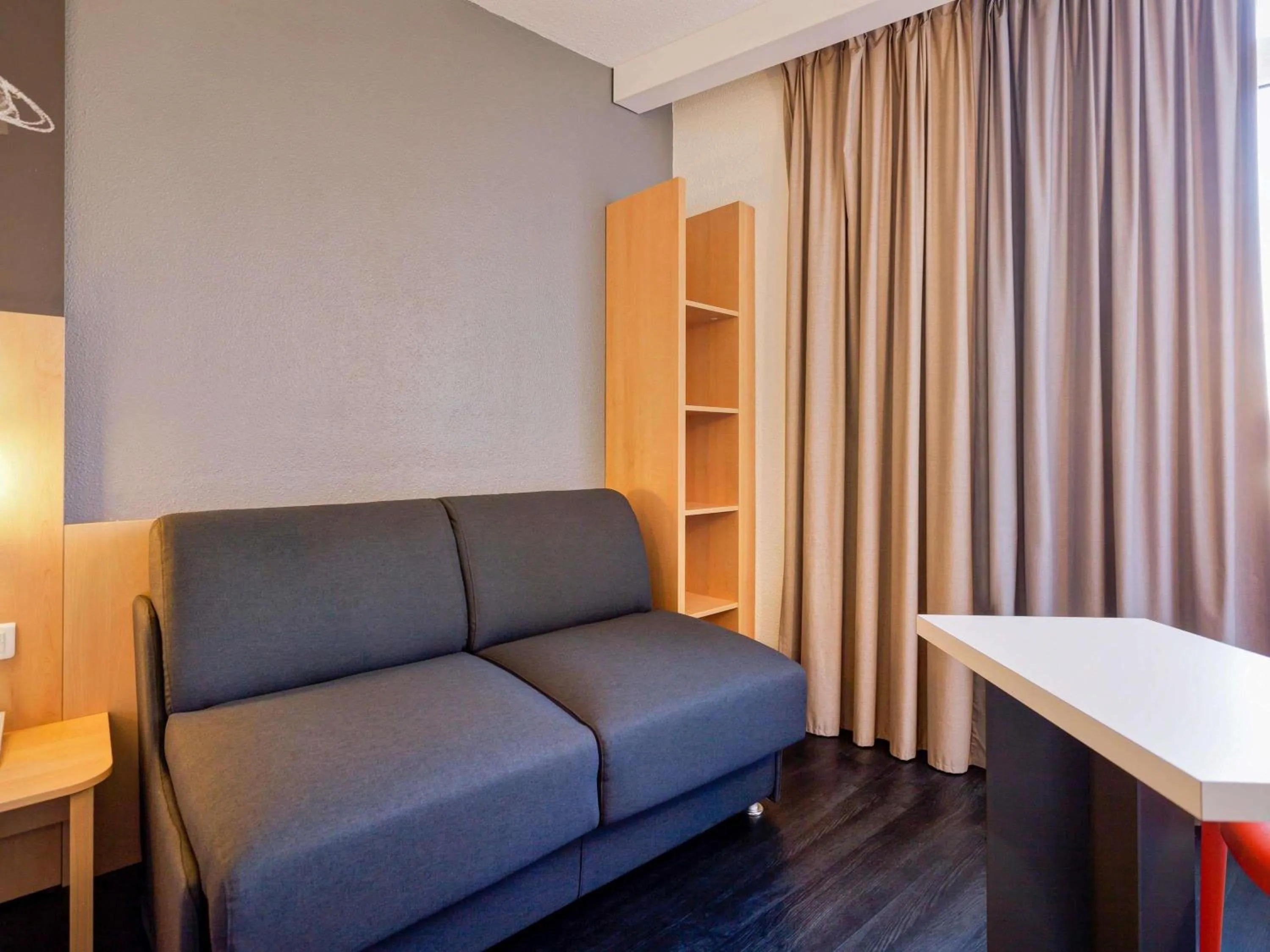 Bedroom in ibis Annecy Centre Vieille Ville