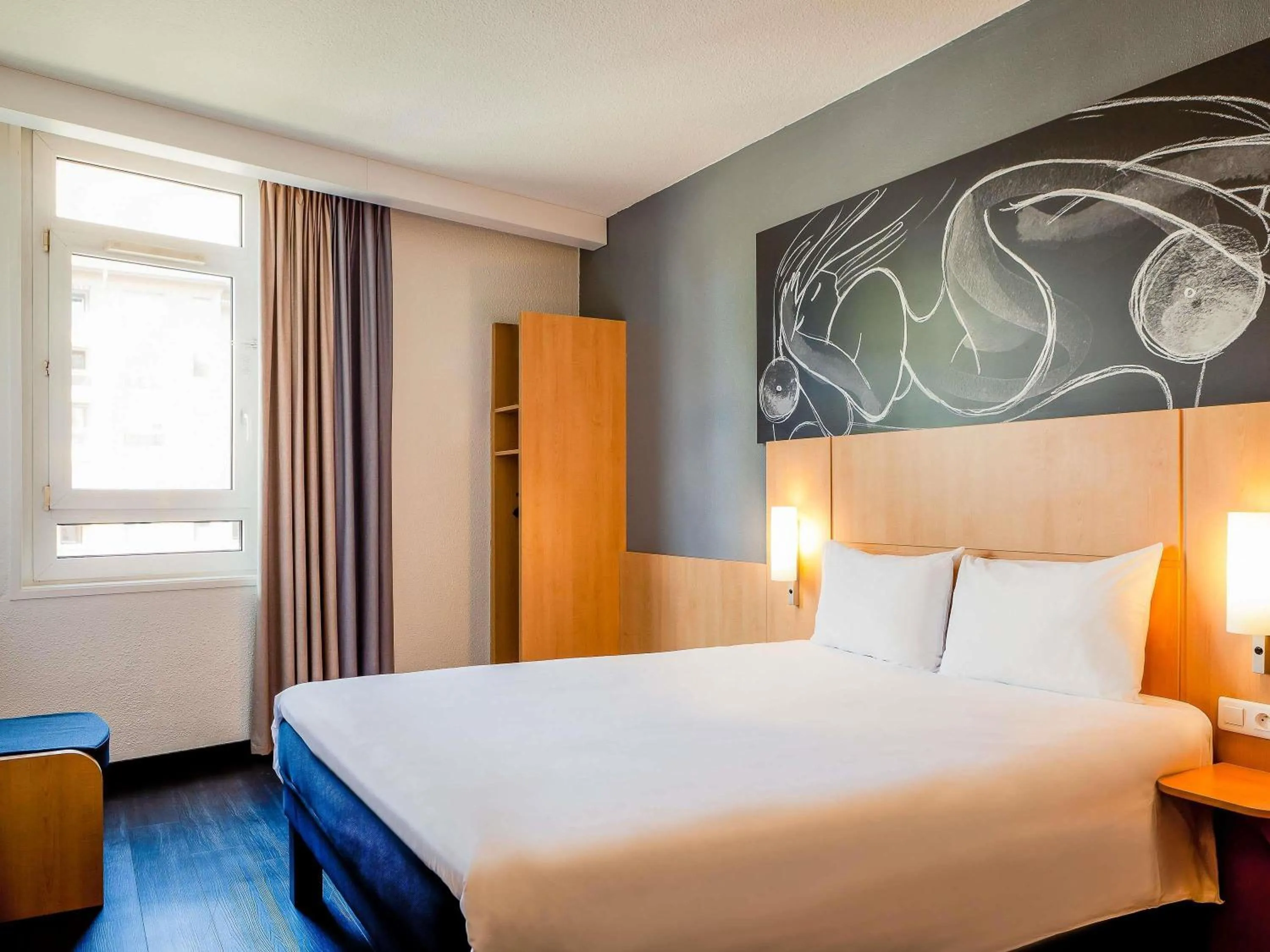 Bedroom, Bed in ibis Annecy Centre Vieille Ville