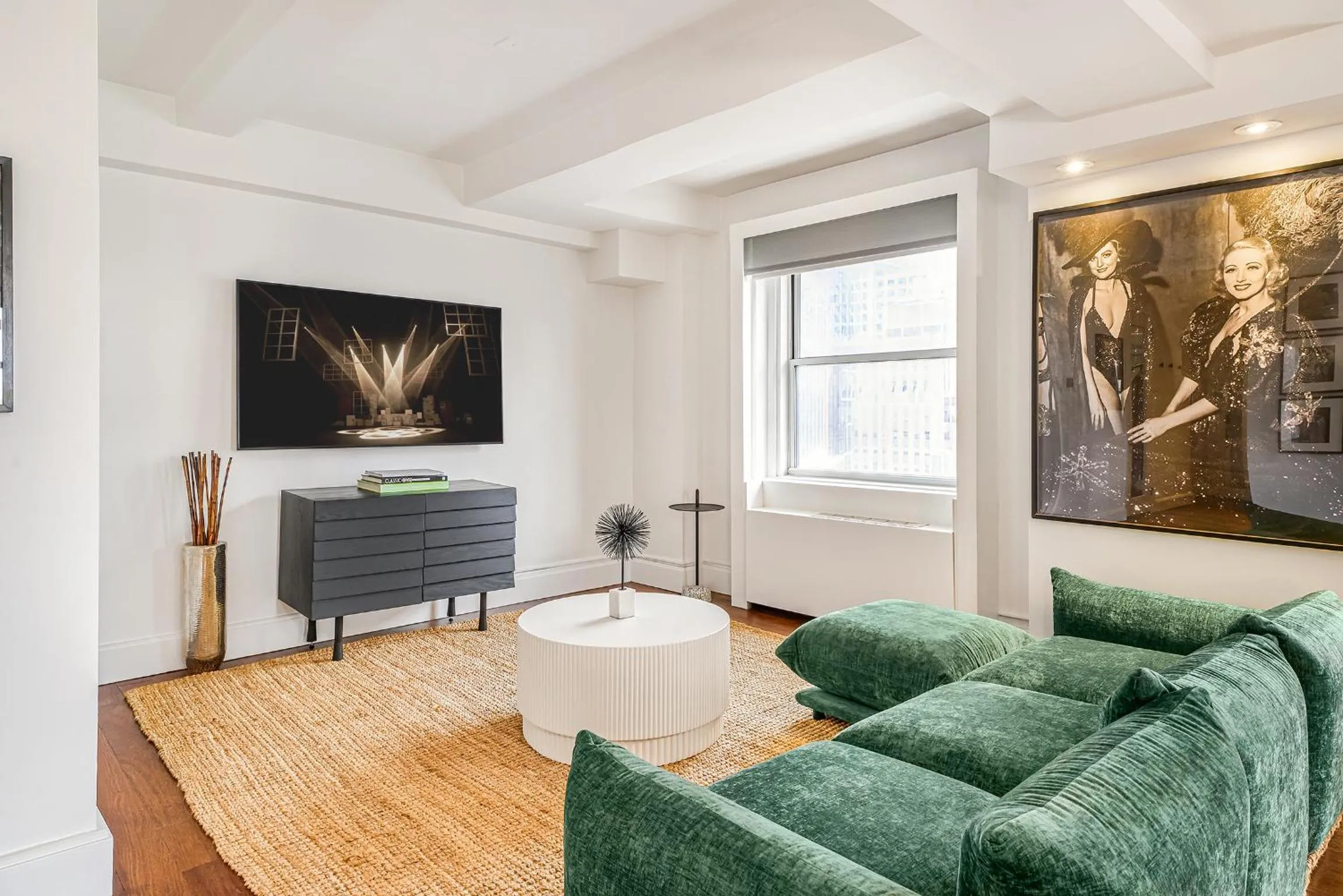 Communal lounge/ TV room in Paramount Times Square - A Generator Hotel