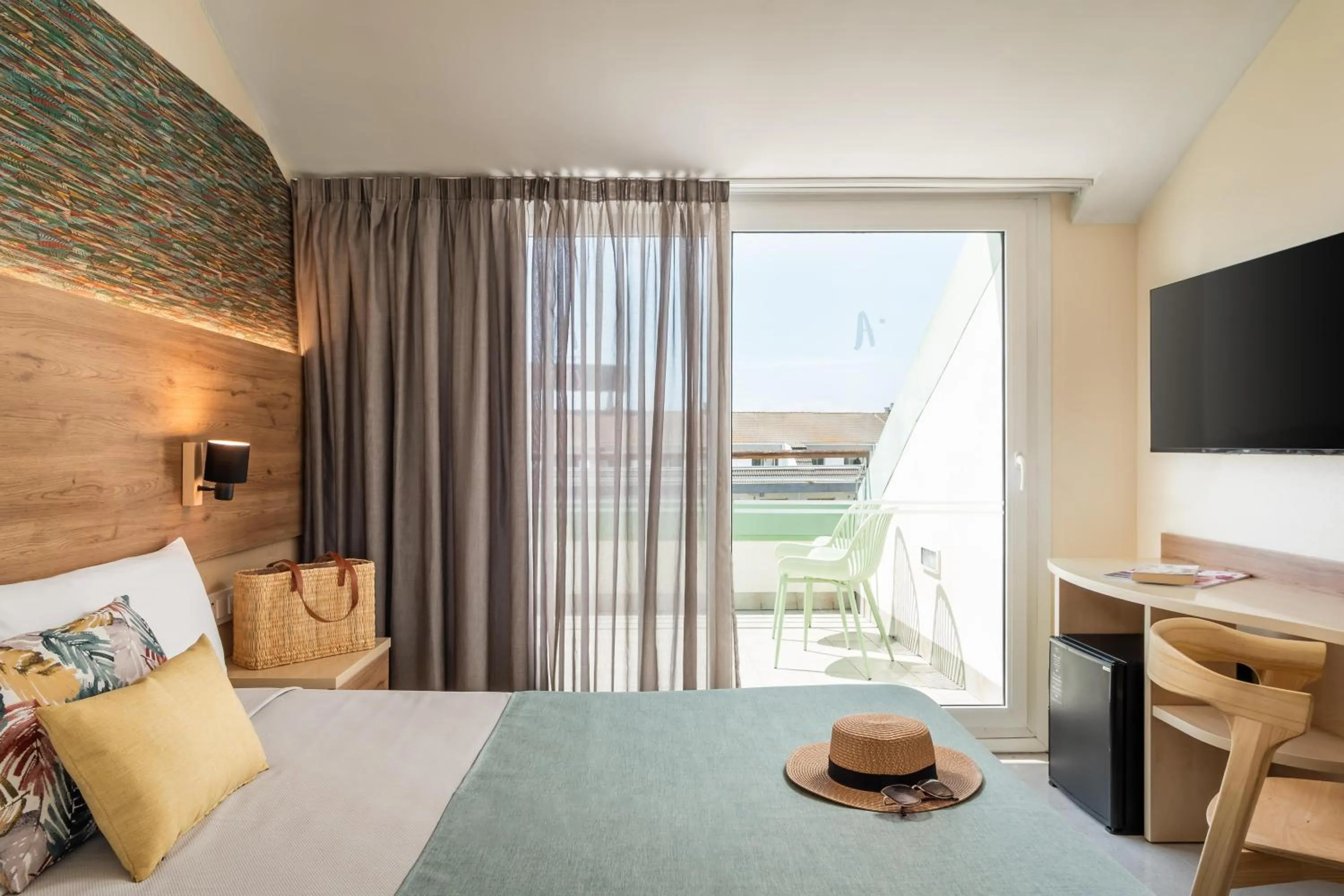 Photo of the whole room, Bed in ALEGRIA Caprici Verd 4 Sup