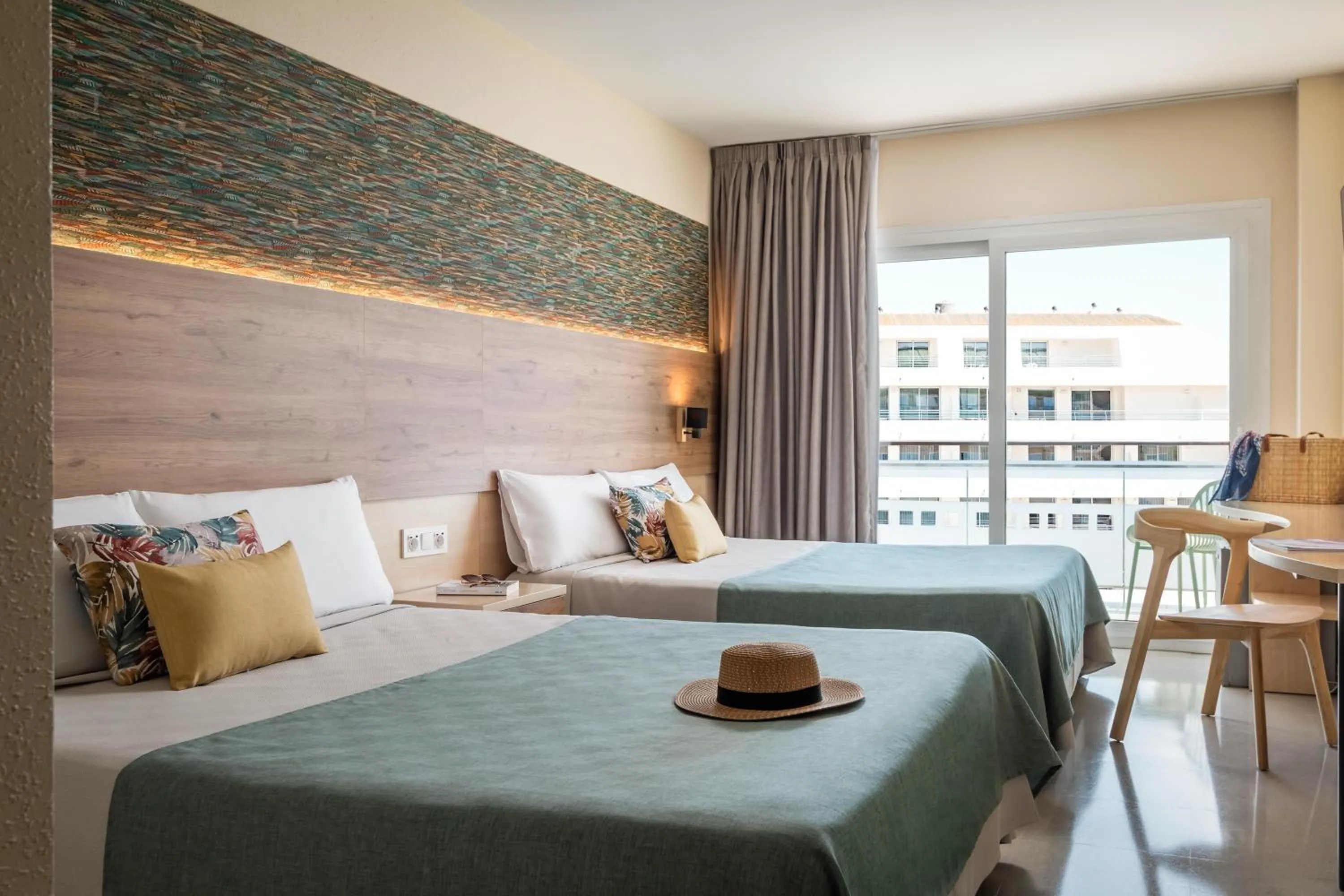 Photo of the whole room, Bed in ALEGRIA Caprici Verd 4 Sup