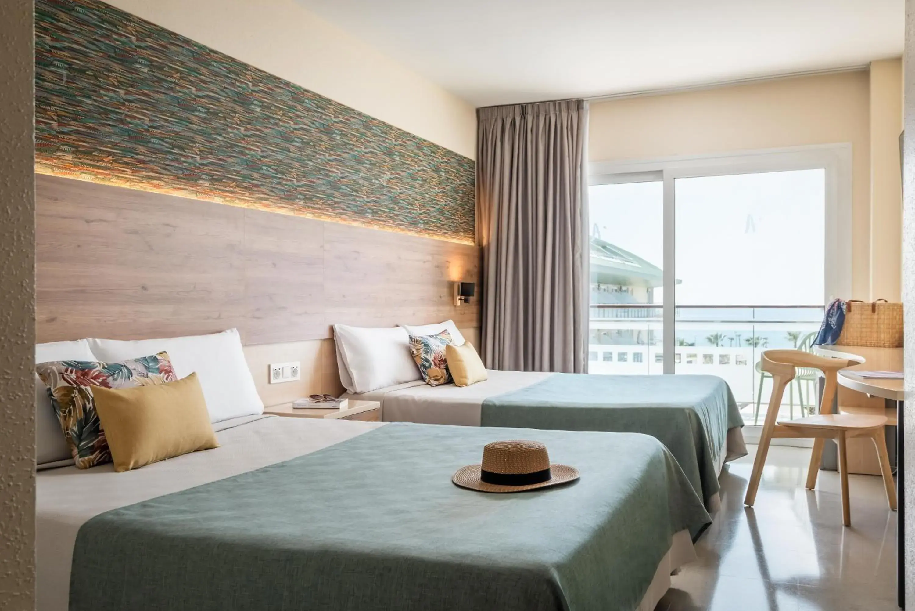 Standard Quadruple Room in ALEGRIA Caprici Verd 4 Sup Standard Quadruple Room in ALEGRIA Caprici Verd 4 Sup