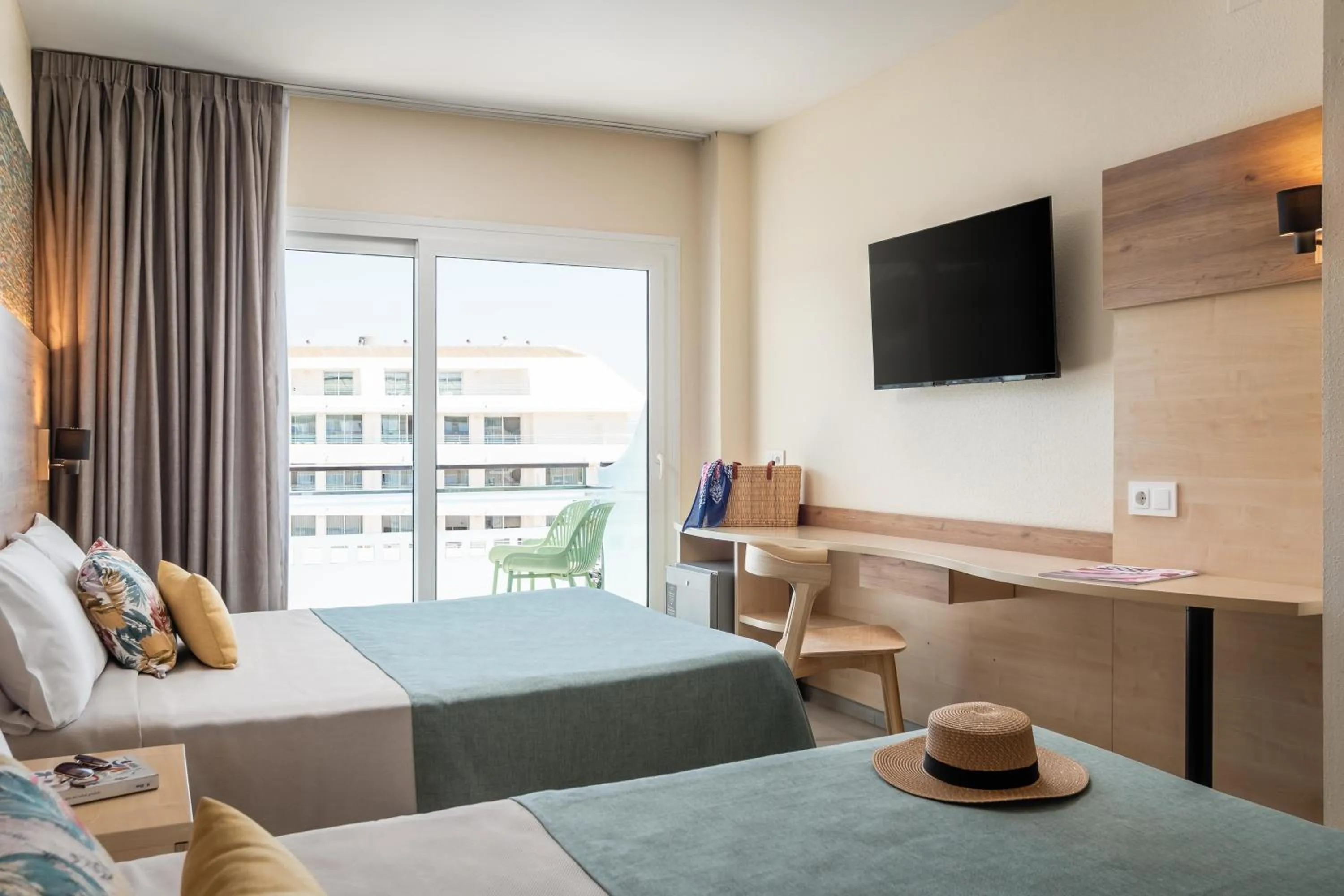 Photo of the whole room, Bed in ALEGRIA Caprici Verd 4 Sup