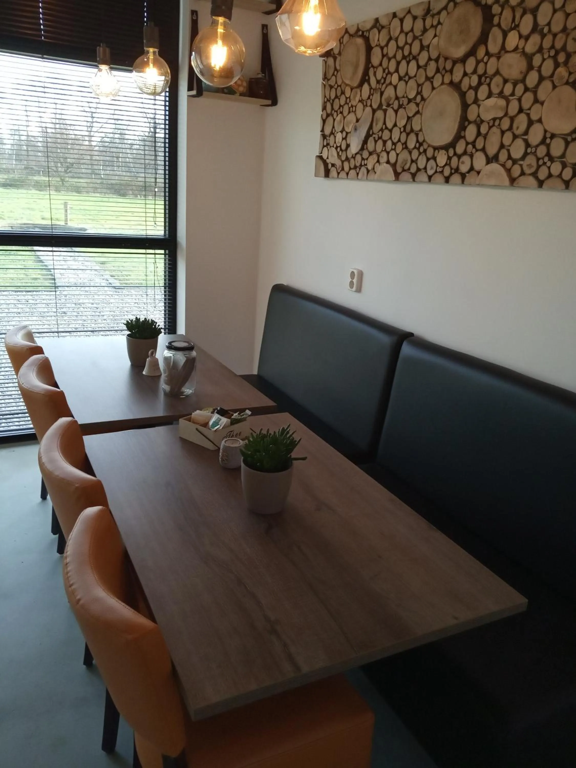 Business facilities in Bij Maus