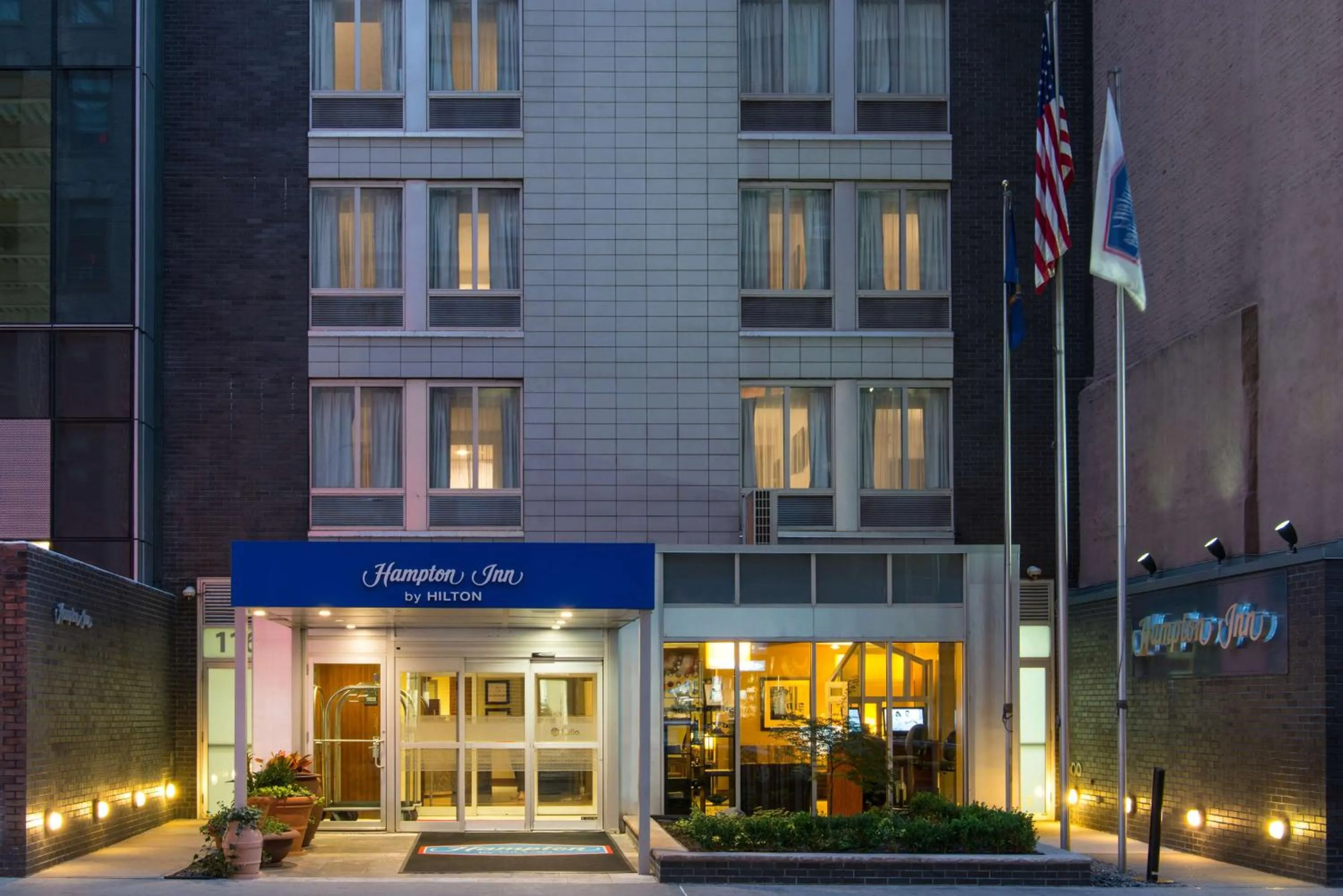 Property building in Hampton Inn Madison Square Garden