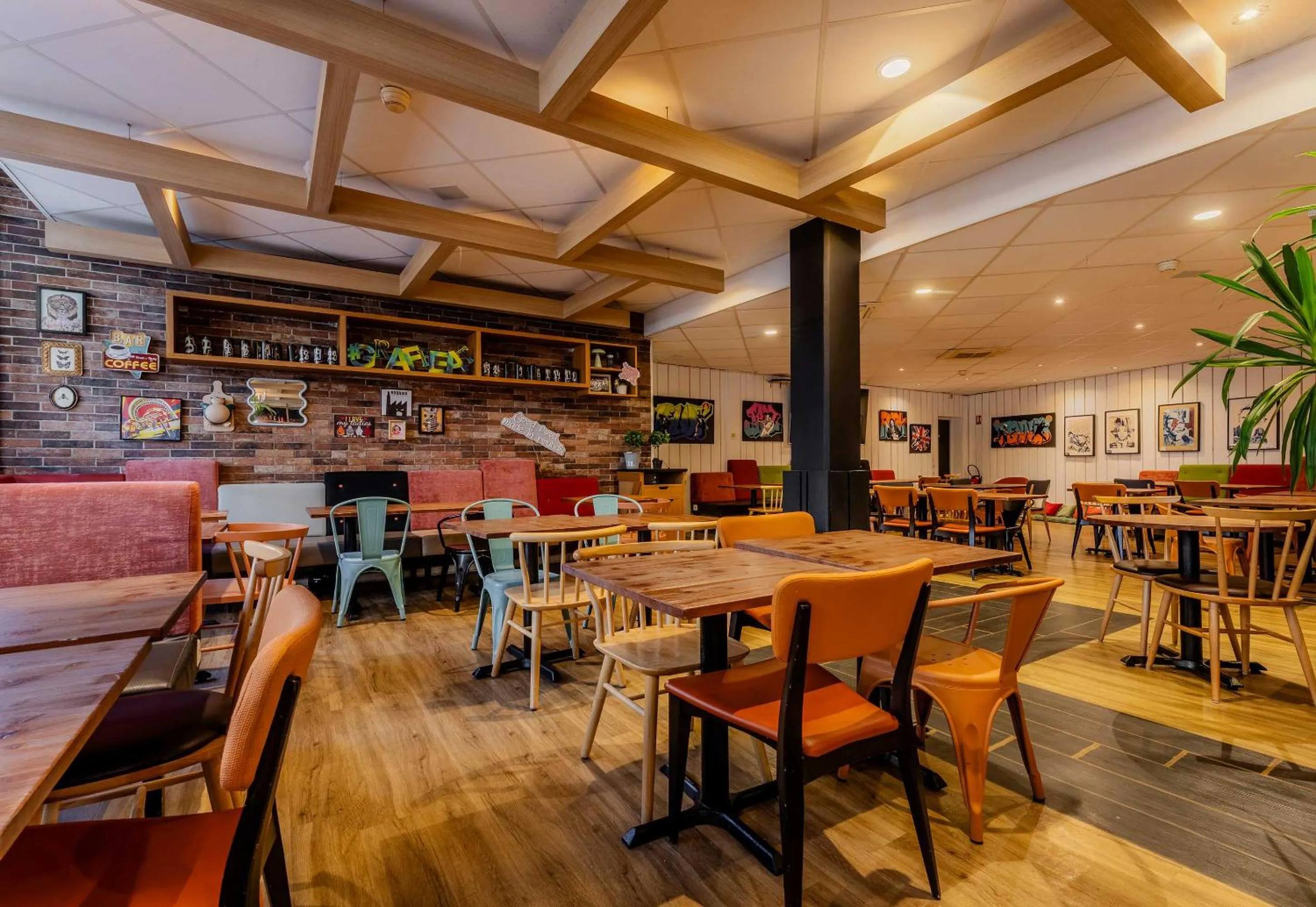 Restaurant/places to eat in B&B HOTEL Lille Roubaix Centre Grand-Place