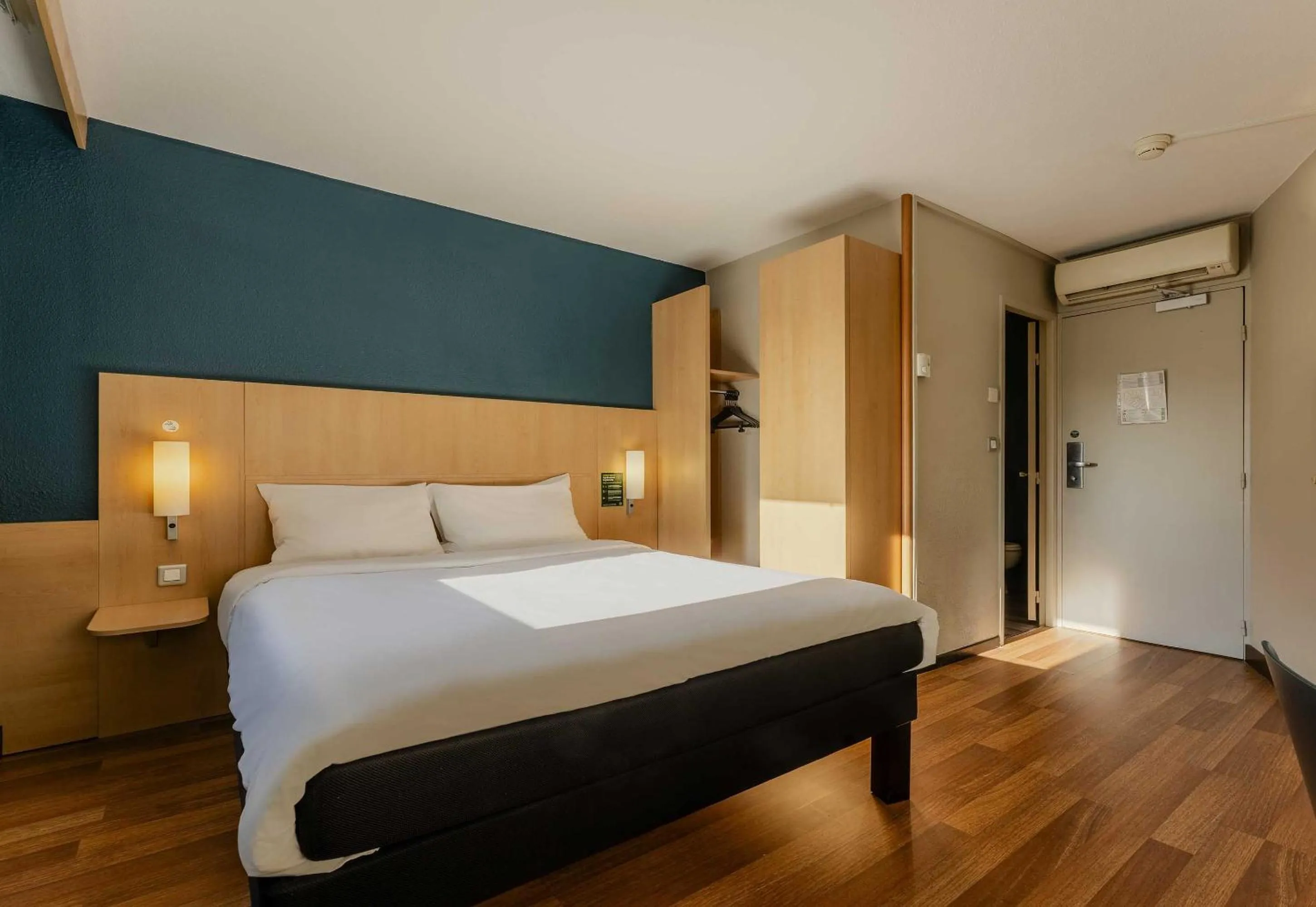 Bedroom, Bed in B&B HOTEL Lille Roubaix Centre Grand-Place