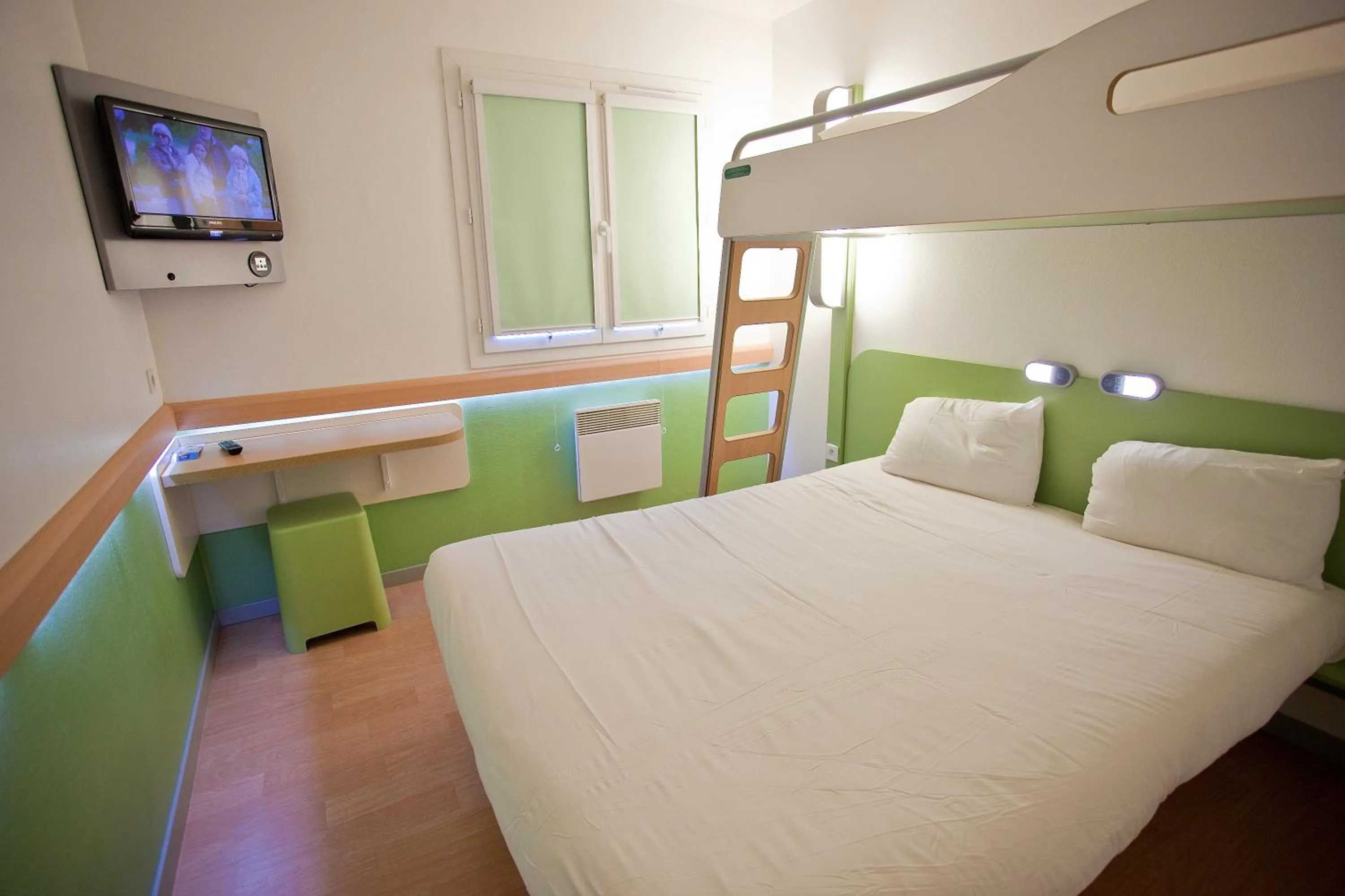 Bedroom, Bed in ibis budget Marne la Vallée