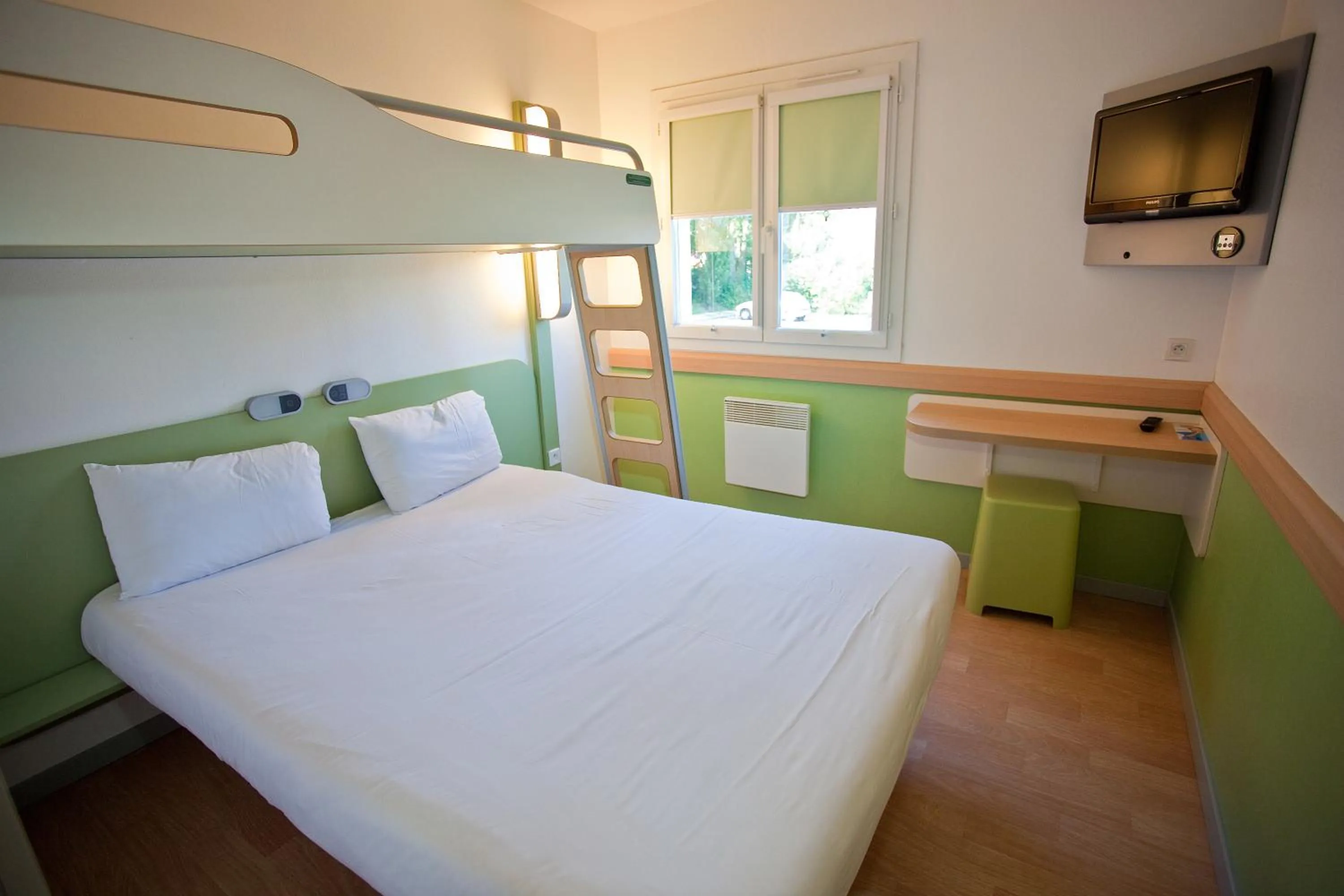 Photo of the whole room, Bed in ibis budget Marne la Vallée