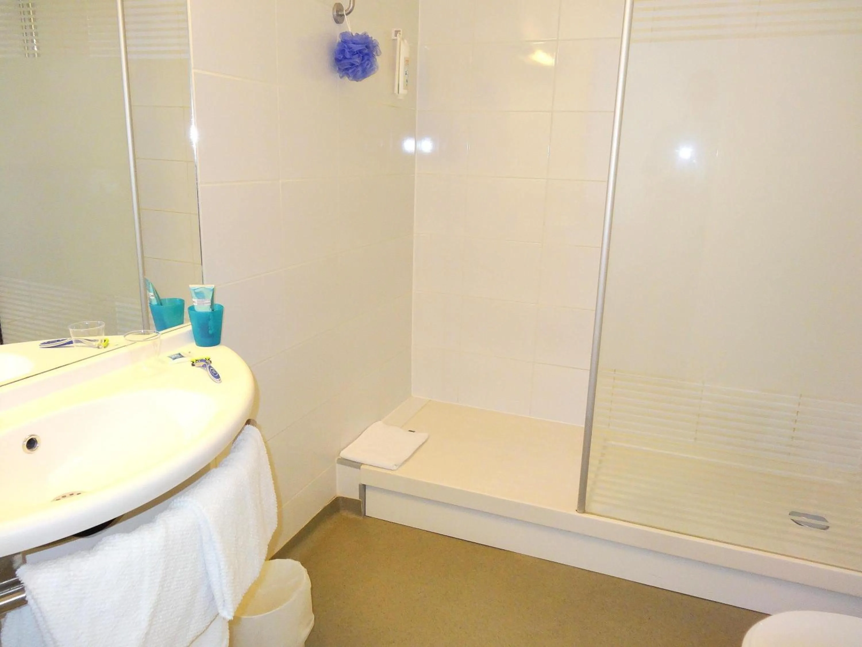 Bedroom in ibis budget Marne la Vallée