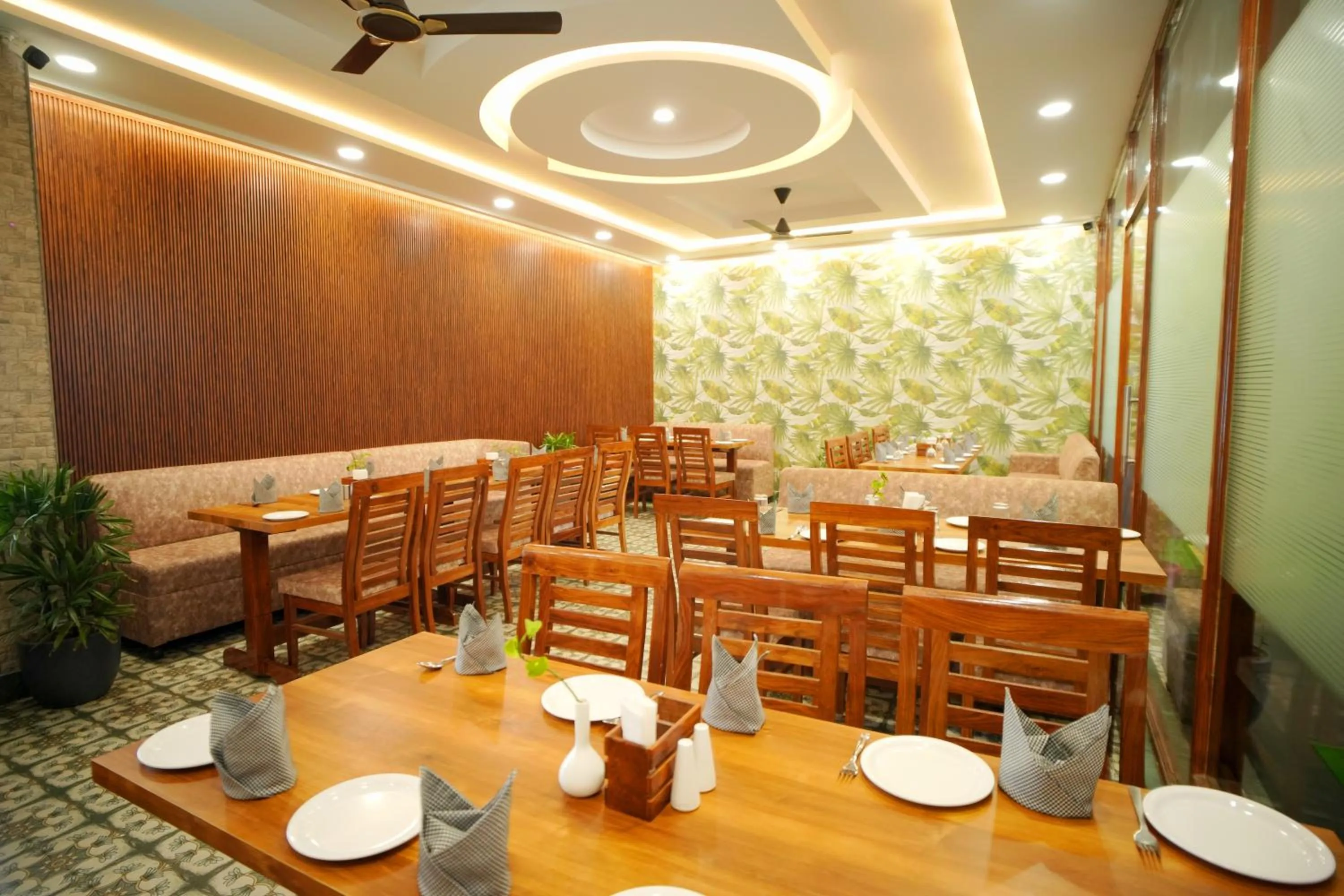 Restaurant/places to eat in Hotel Kalka Royal