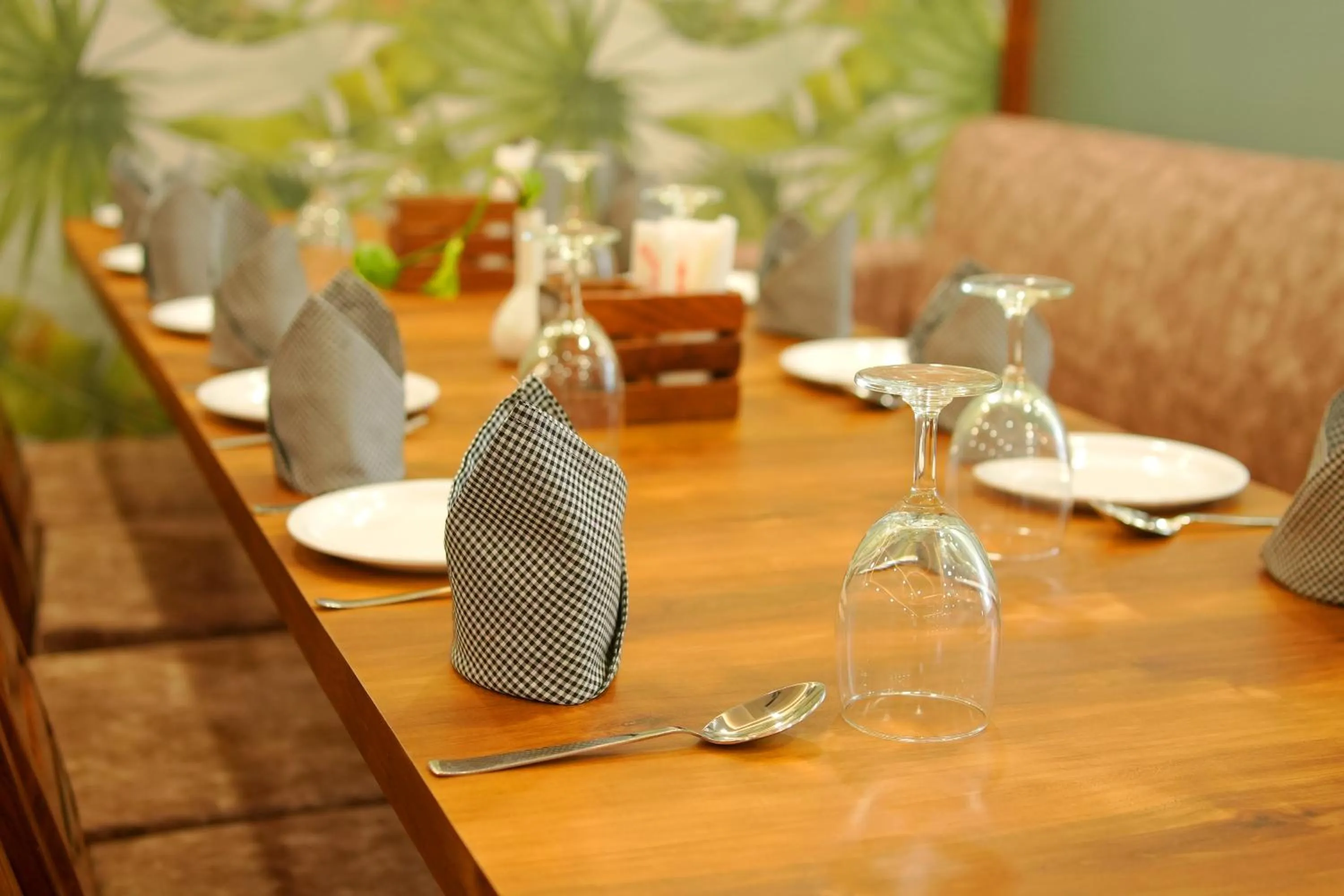 Restaurant/places to eat in Hotel Kalka Royal