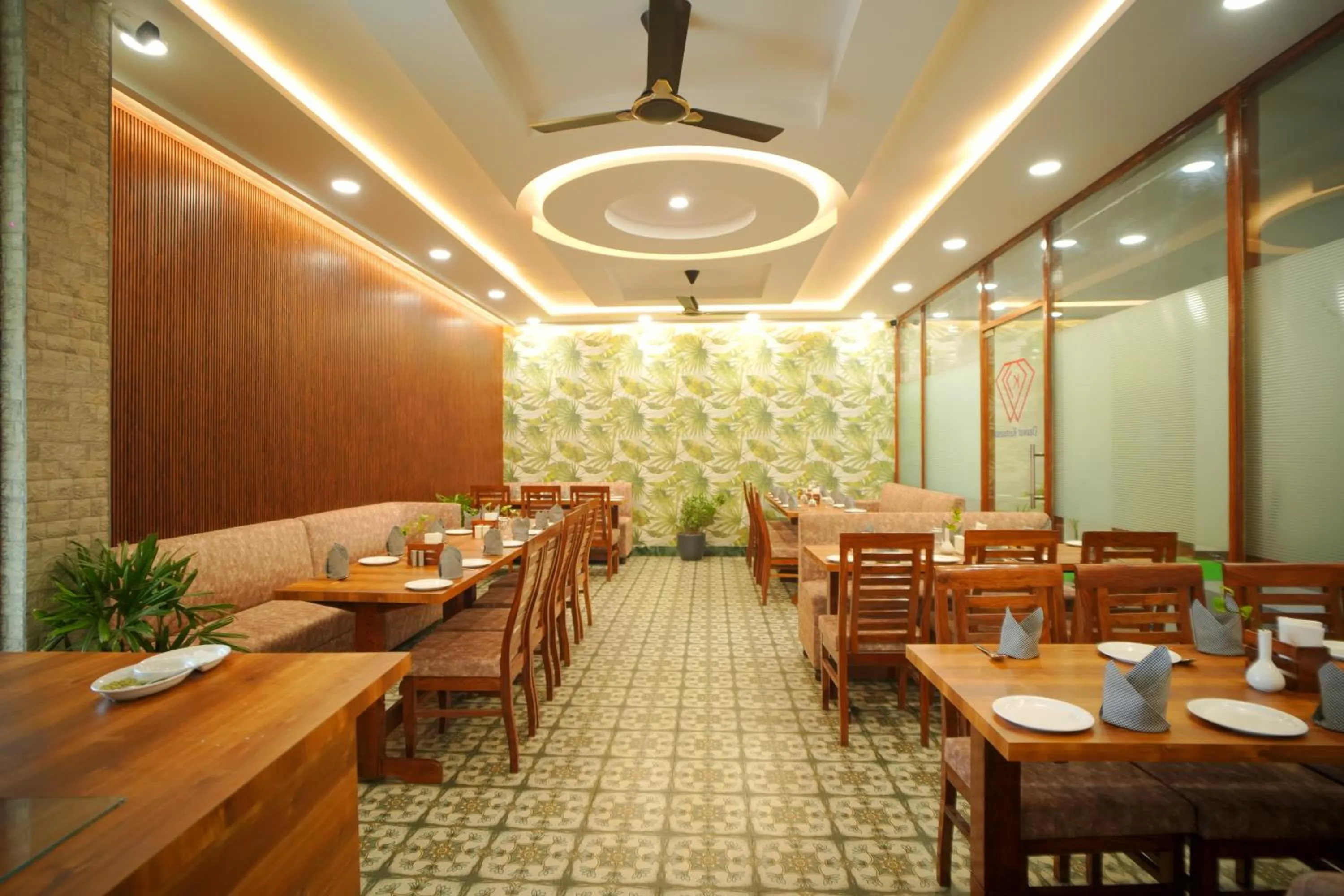 Restaurant/places to eat in Hotel Kalka Royal
