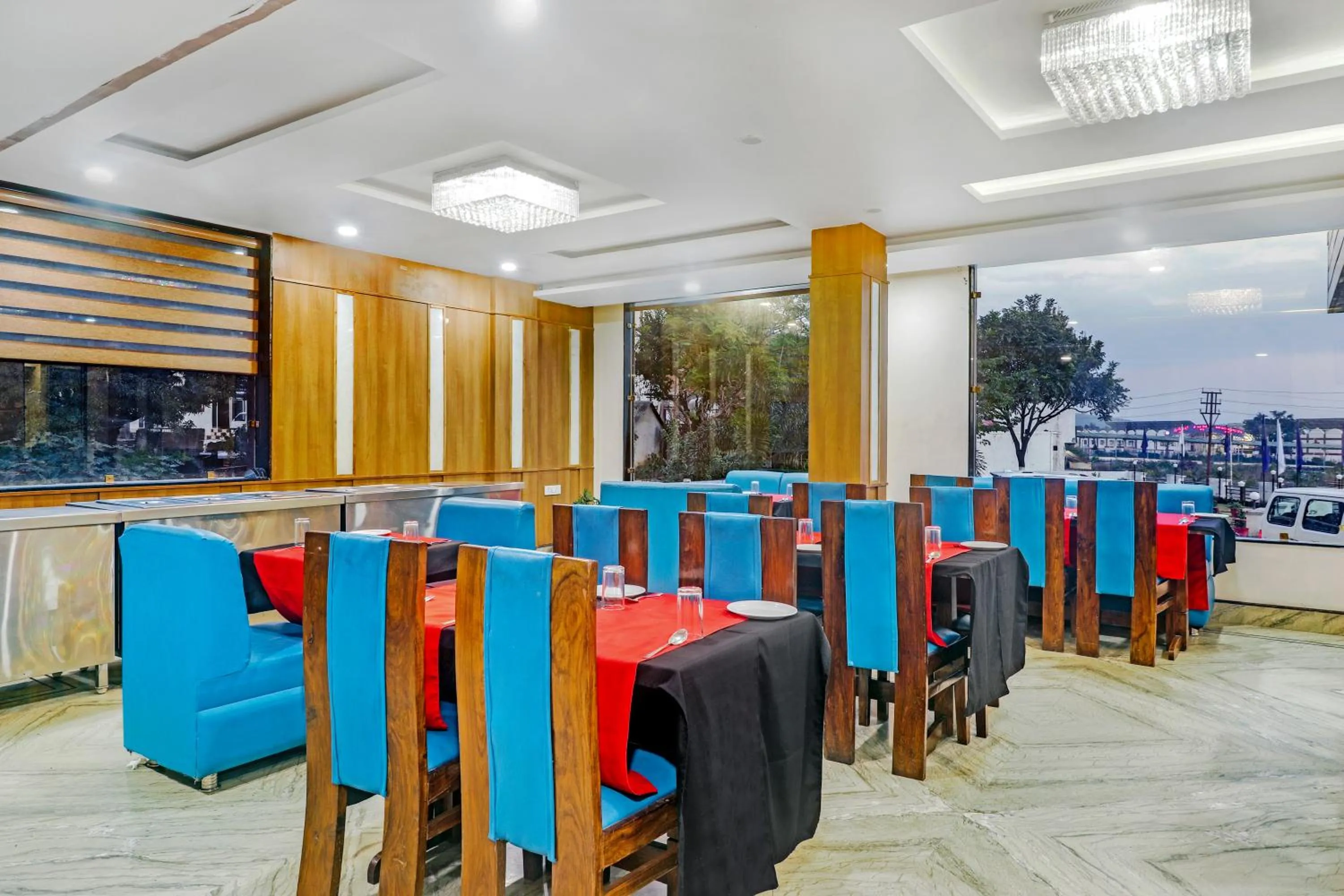 Restaurant/places to eat in Hotel Kalka Royal