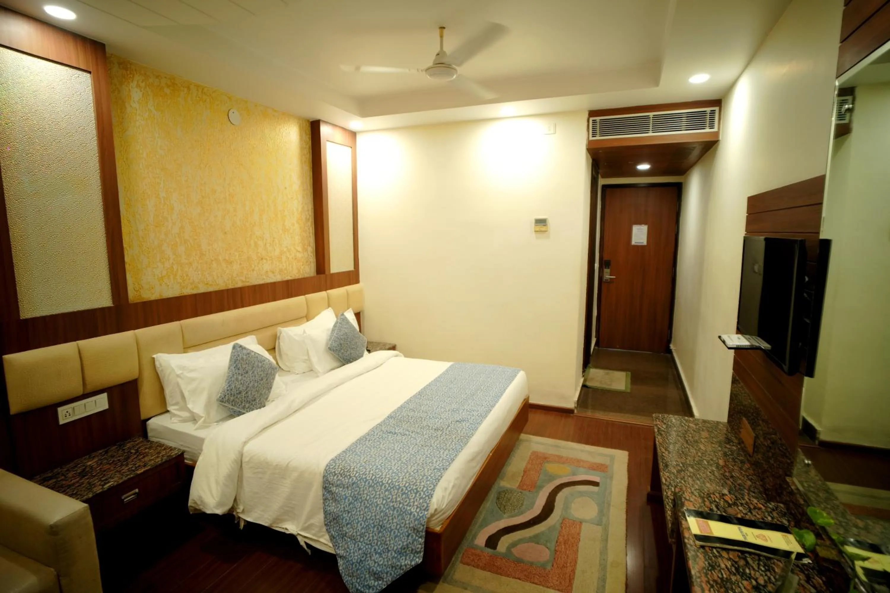 Bed in Hotel Kalka Royal