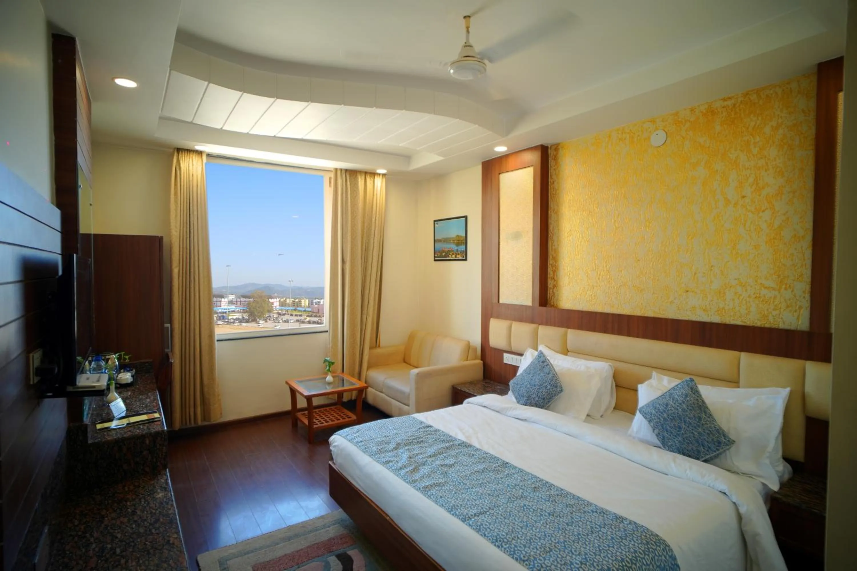 Bed in Hotel Kalka Royal