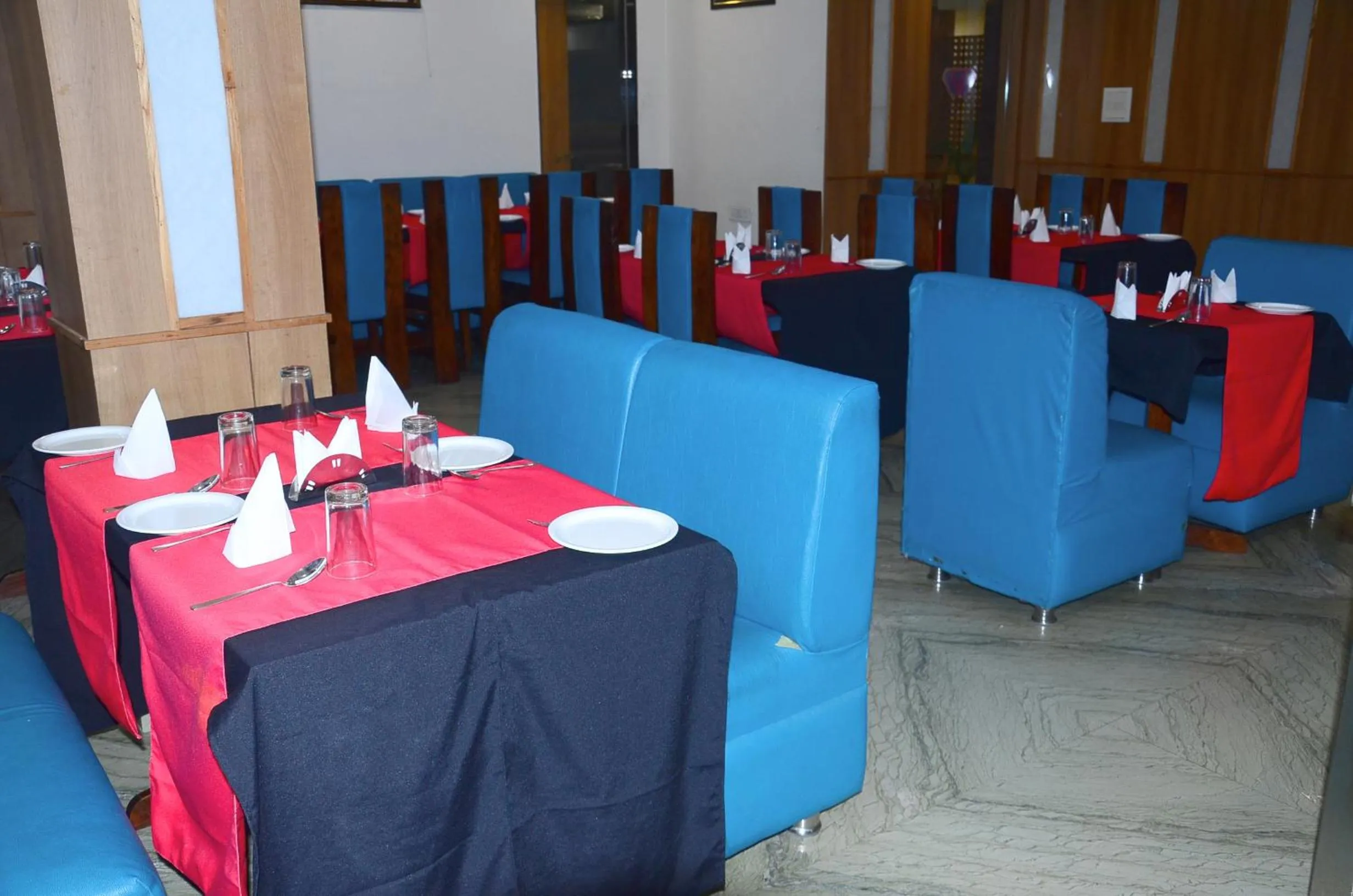 Restaurant/places to eat in Hotel Kalka Royal