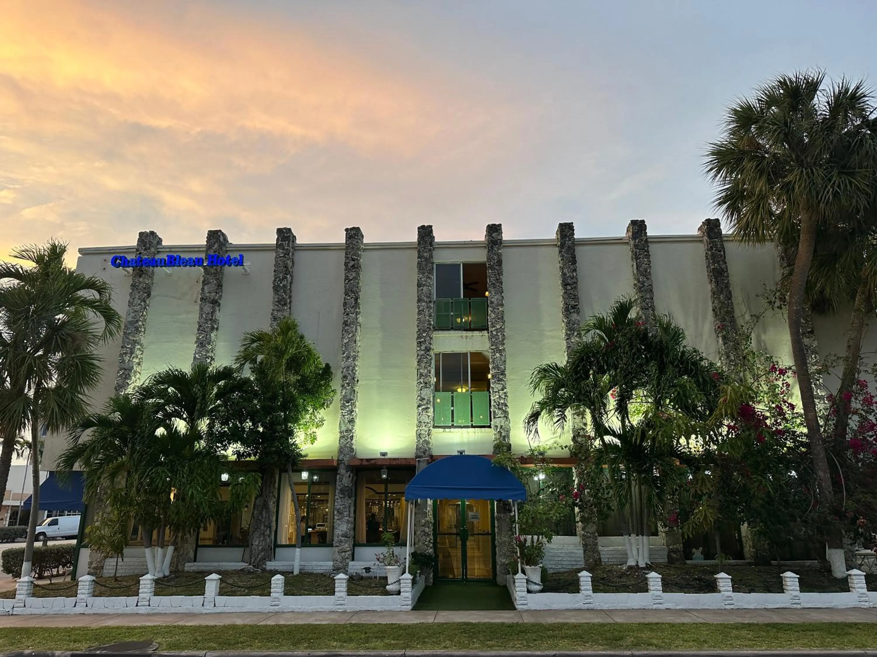 Property building in Hotel Chateaubleau