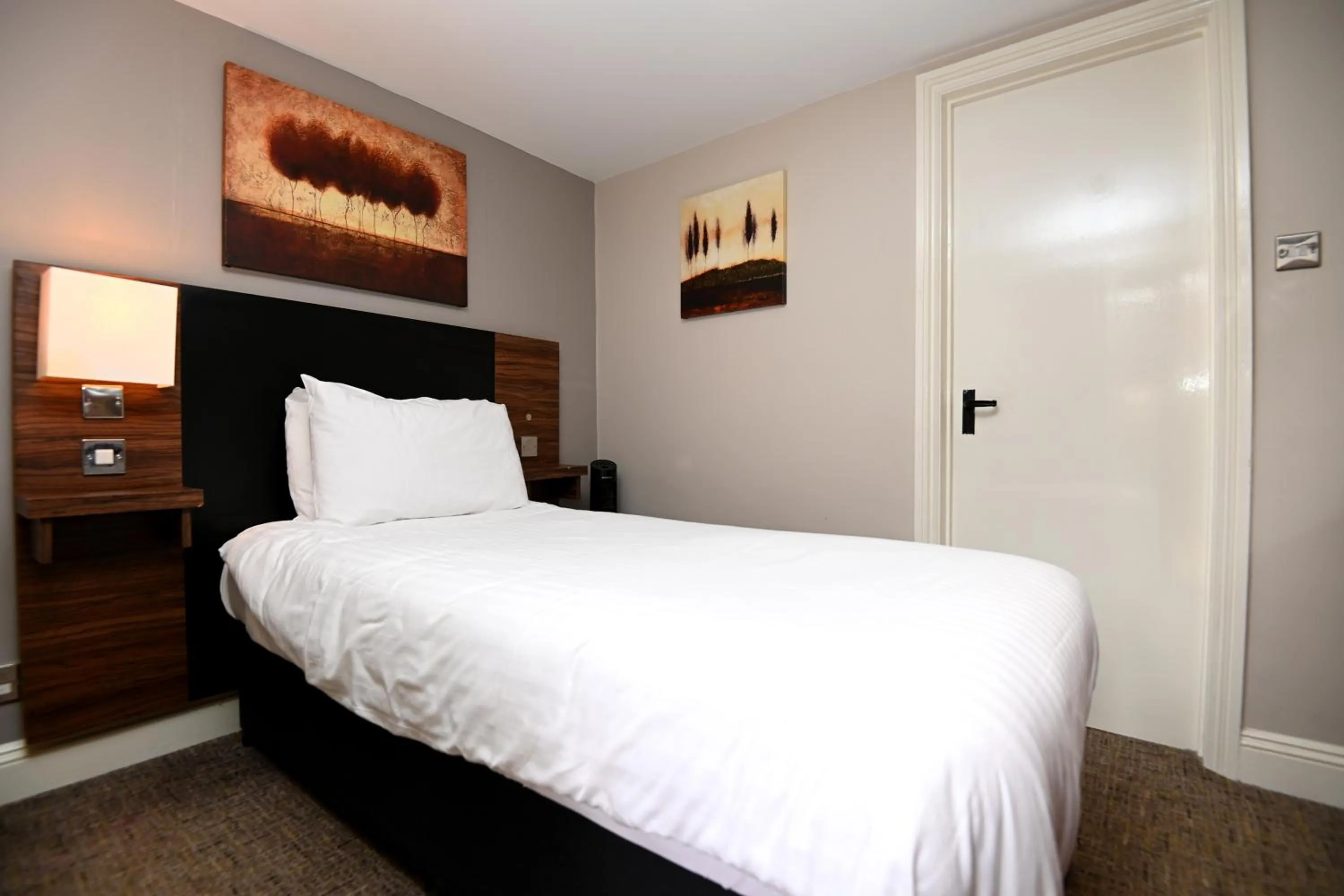 Bedroom, Bed in Original White Hart, Ringwood by Marston's Inns