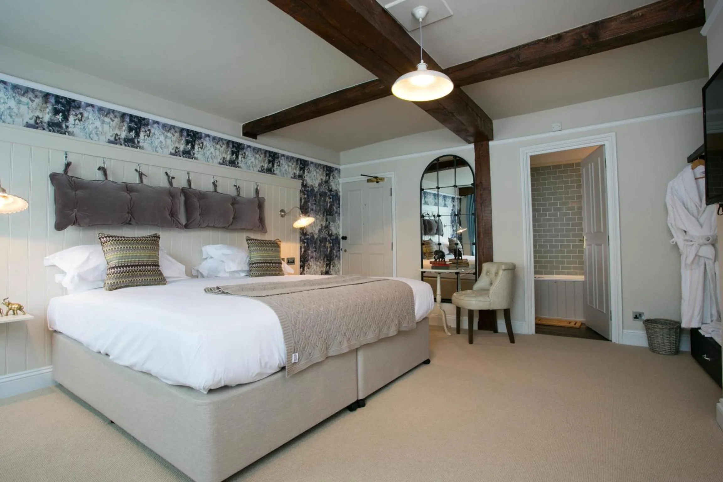 Bedroom, Bed in The Elephant at the Market