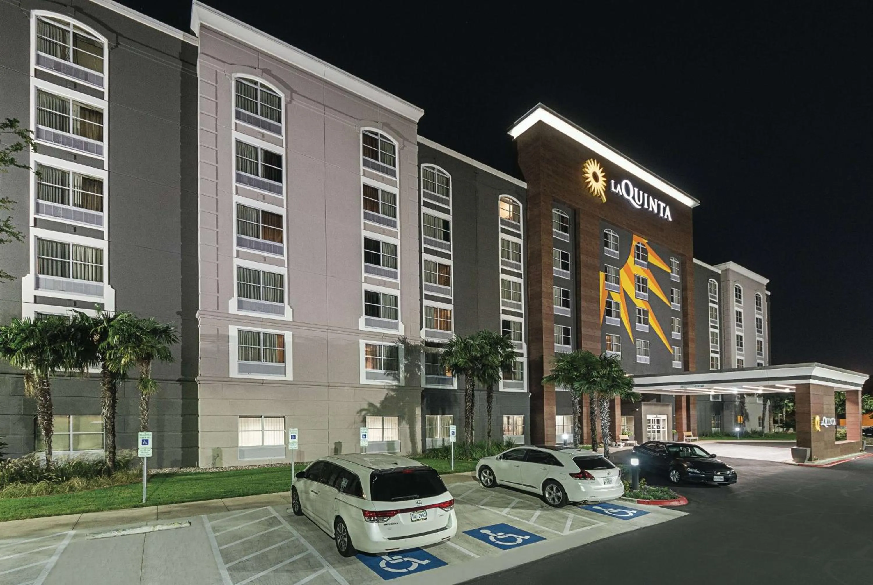 Property building in La Quinta Inn & Suites by Wyndham San Antonio Downtown