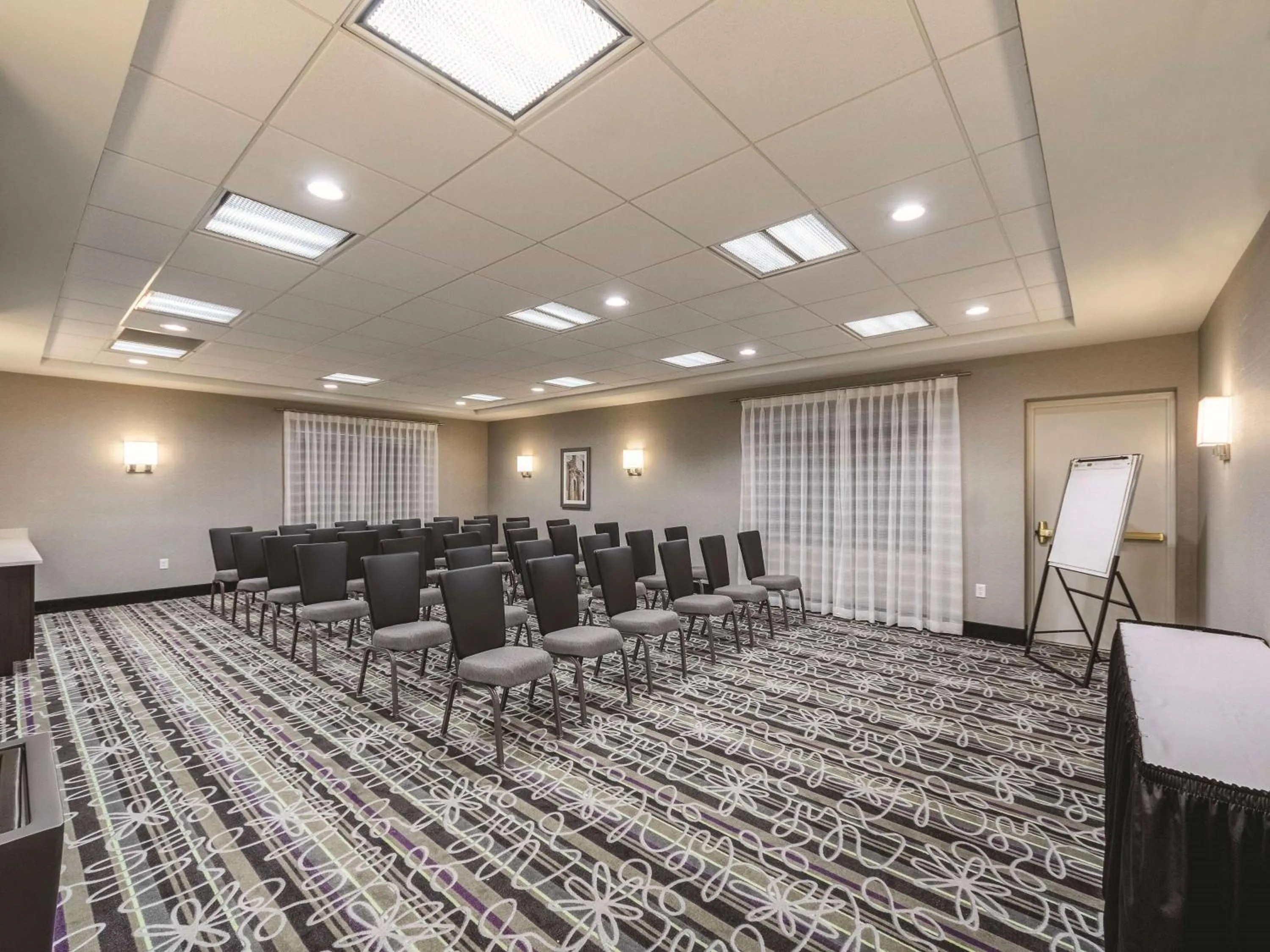 Meeting/conference room in La Quinta Inn & Suites by Wyndham San Antonio Downtown