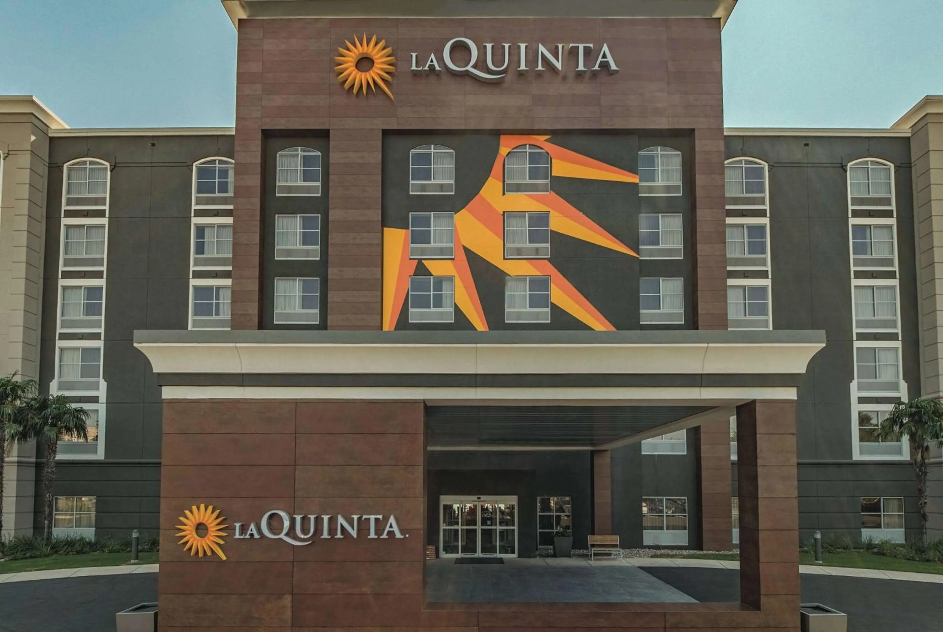 Property building in La Quinta Inn & Suites by Wyndham San Antonio Downtown