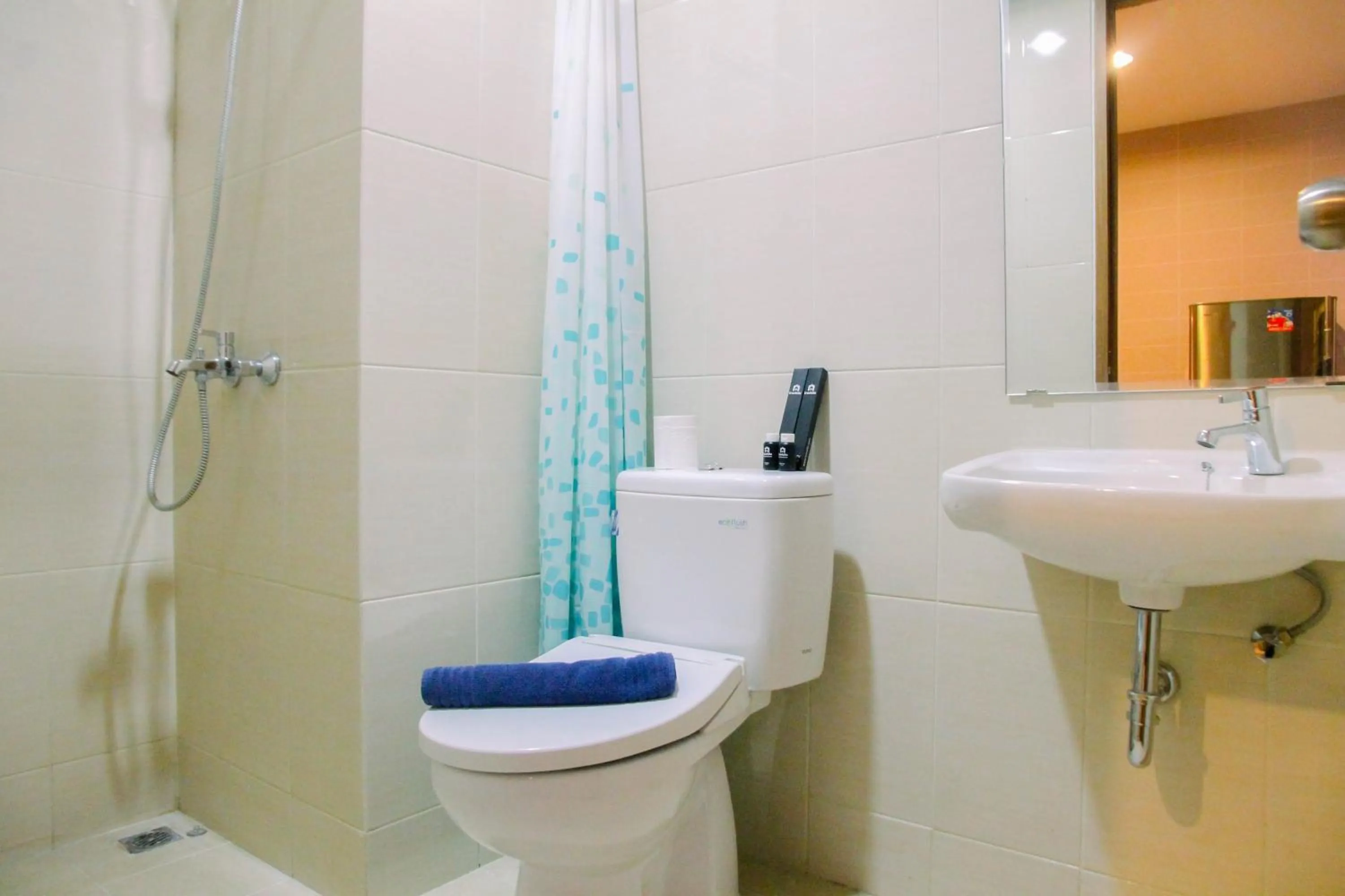 Bathroom in Best Price 1BR Apartment at The Oasis Cikarang By Travelio
