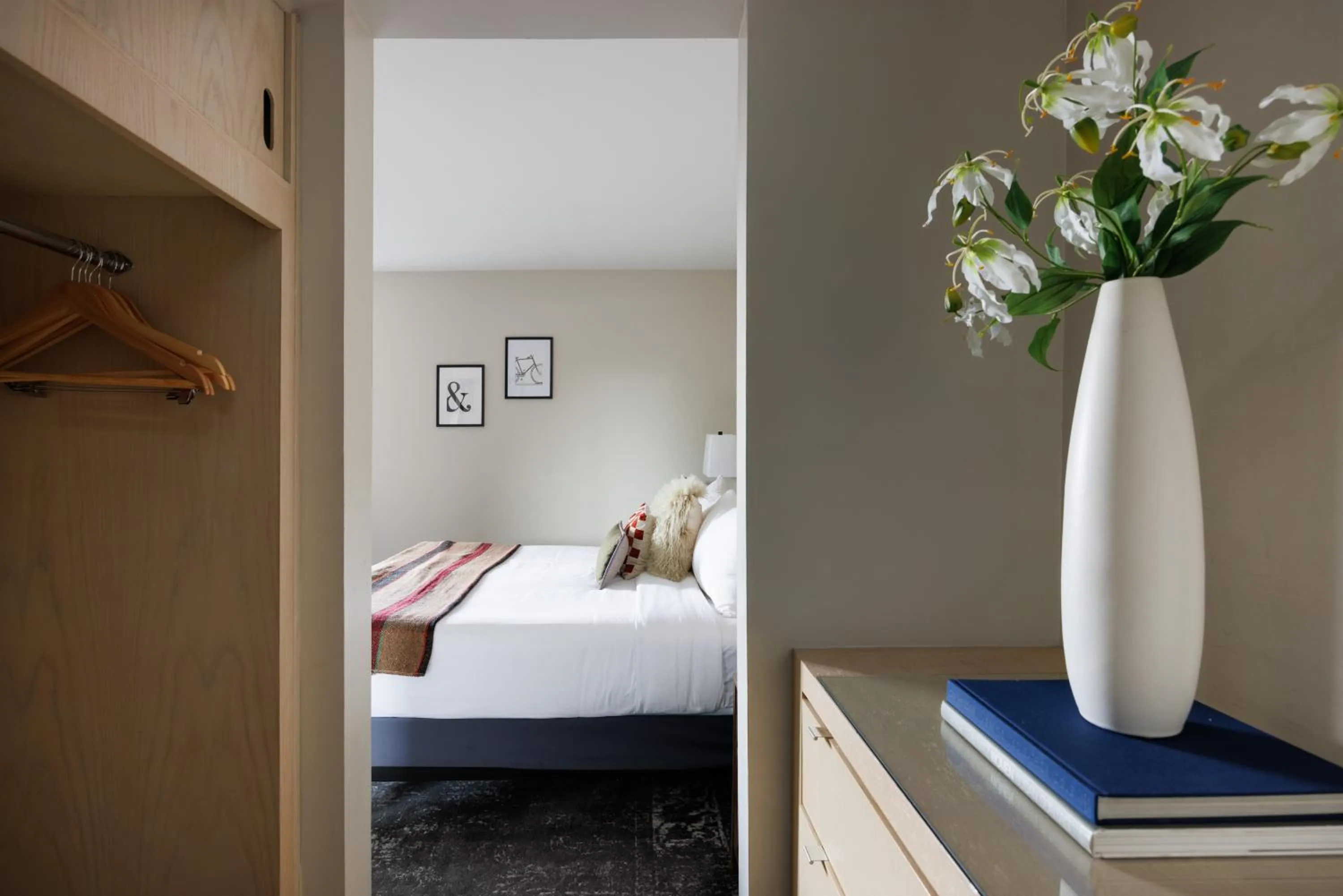 wardrobe, Bed in The Andrew Hotel