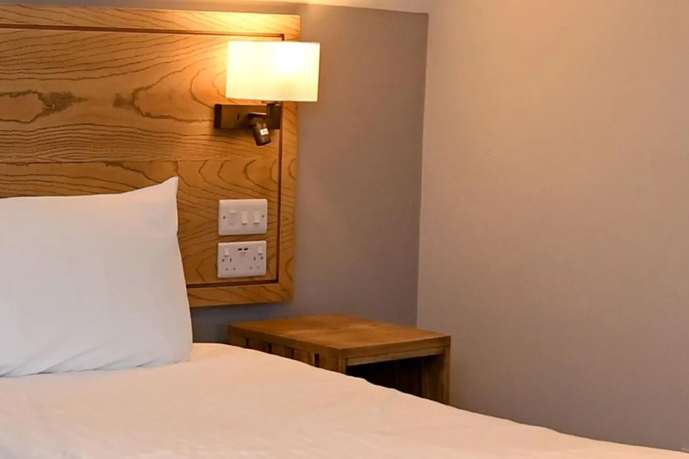 Bedroom, Bed in Swan, Thatcham by Marston's Inns