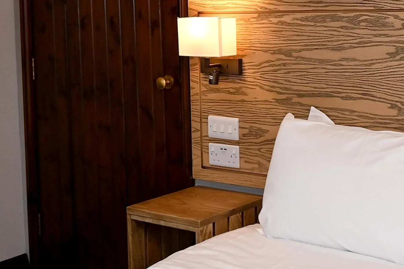 Bedroom, Bed in Swan, Thatcham by Marston's Inns