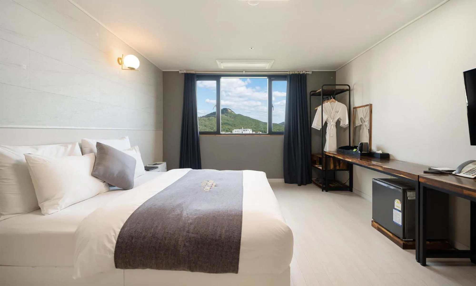 Bed in CM Park Hotel