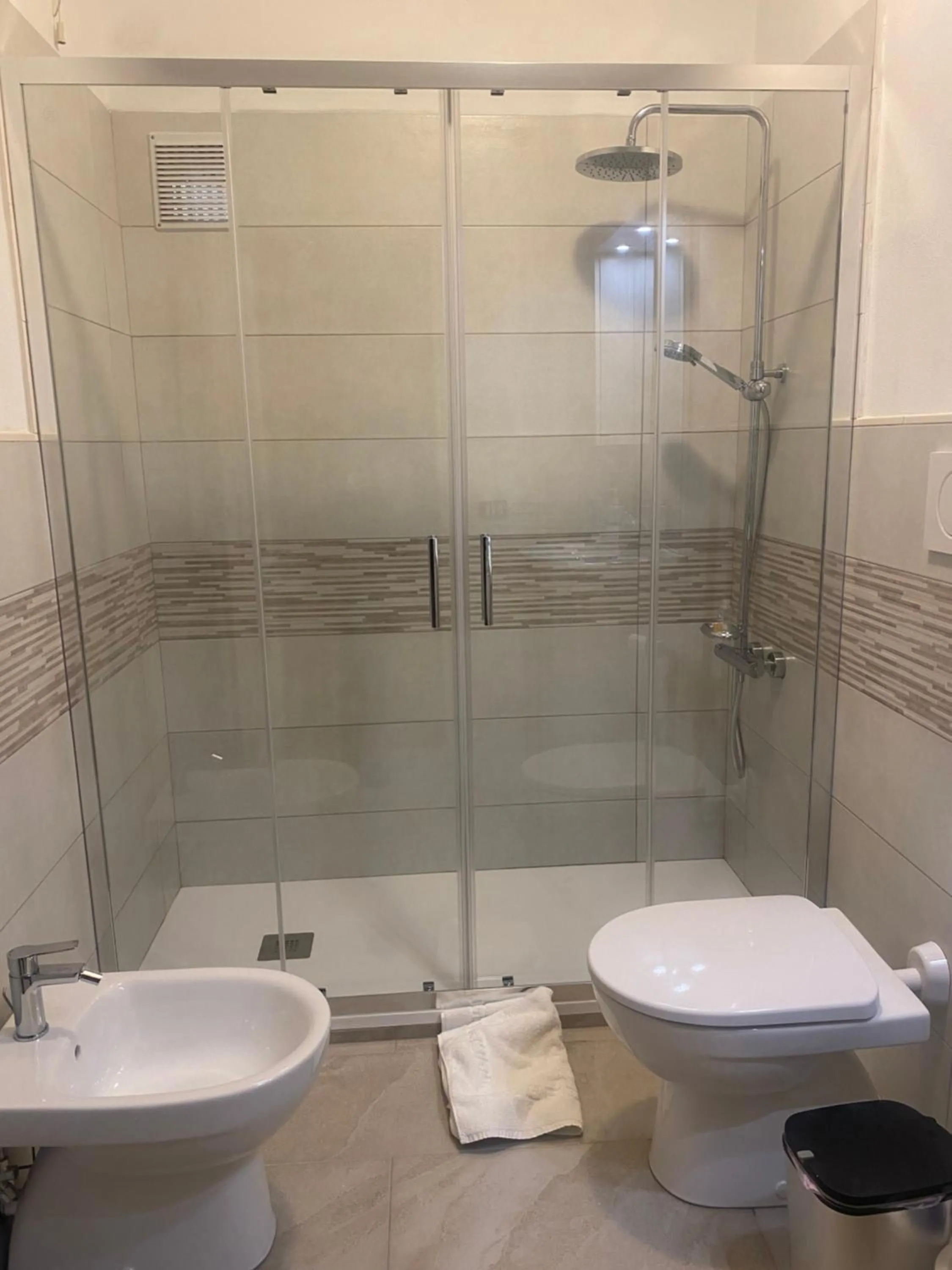 Shower in Al Cardinale Rooms & Studios