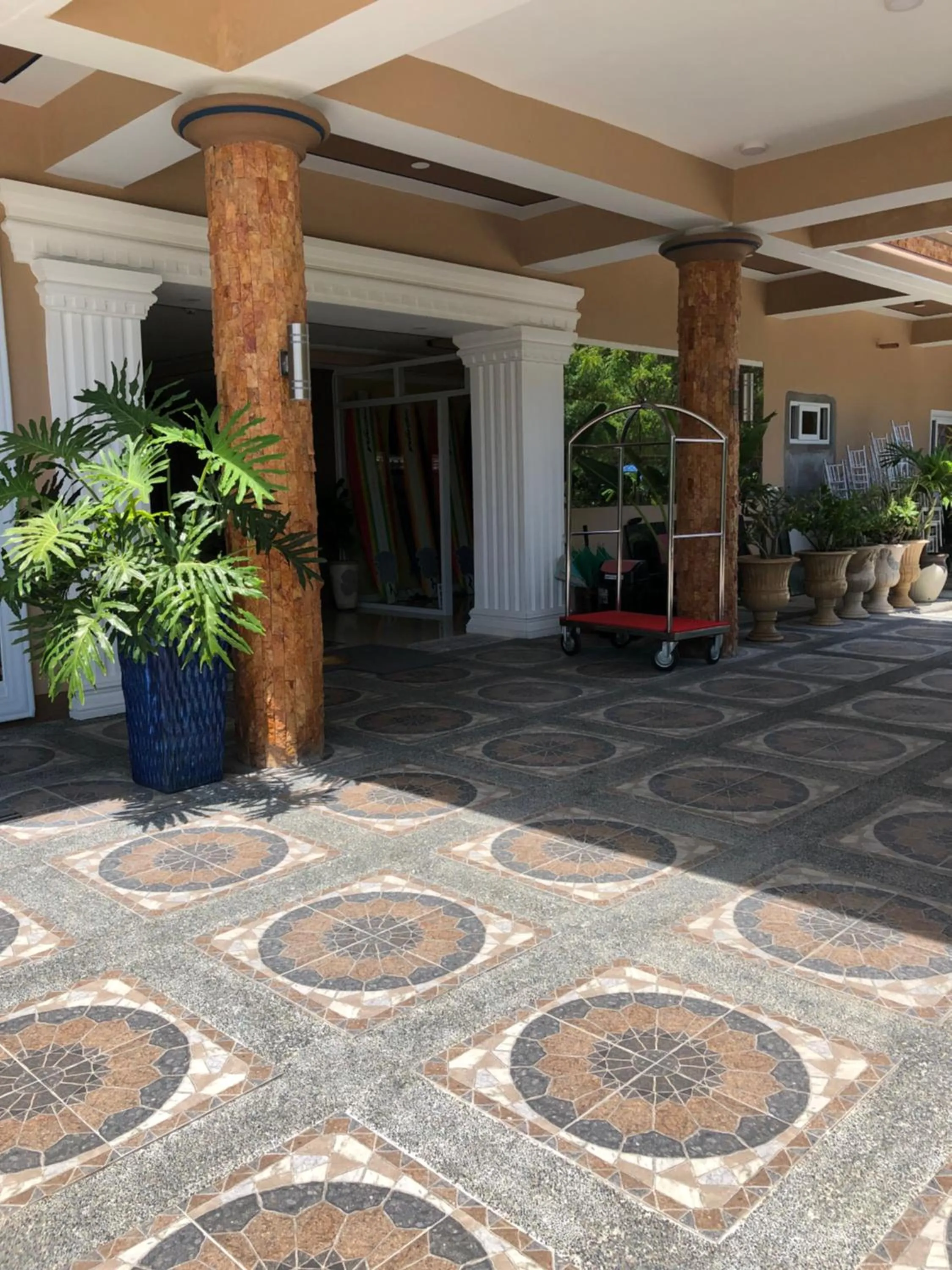 EM Royalle Hotel & Beach Resort