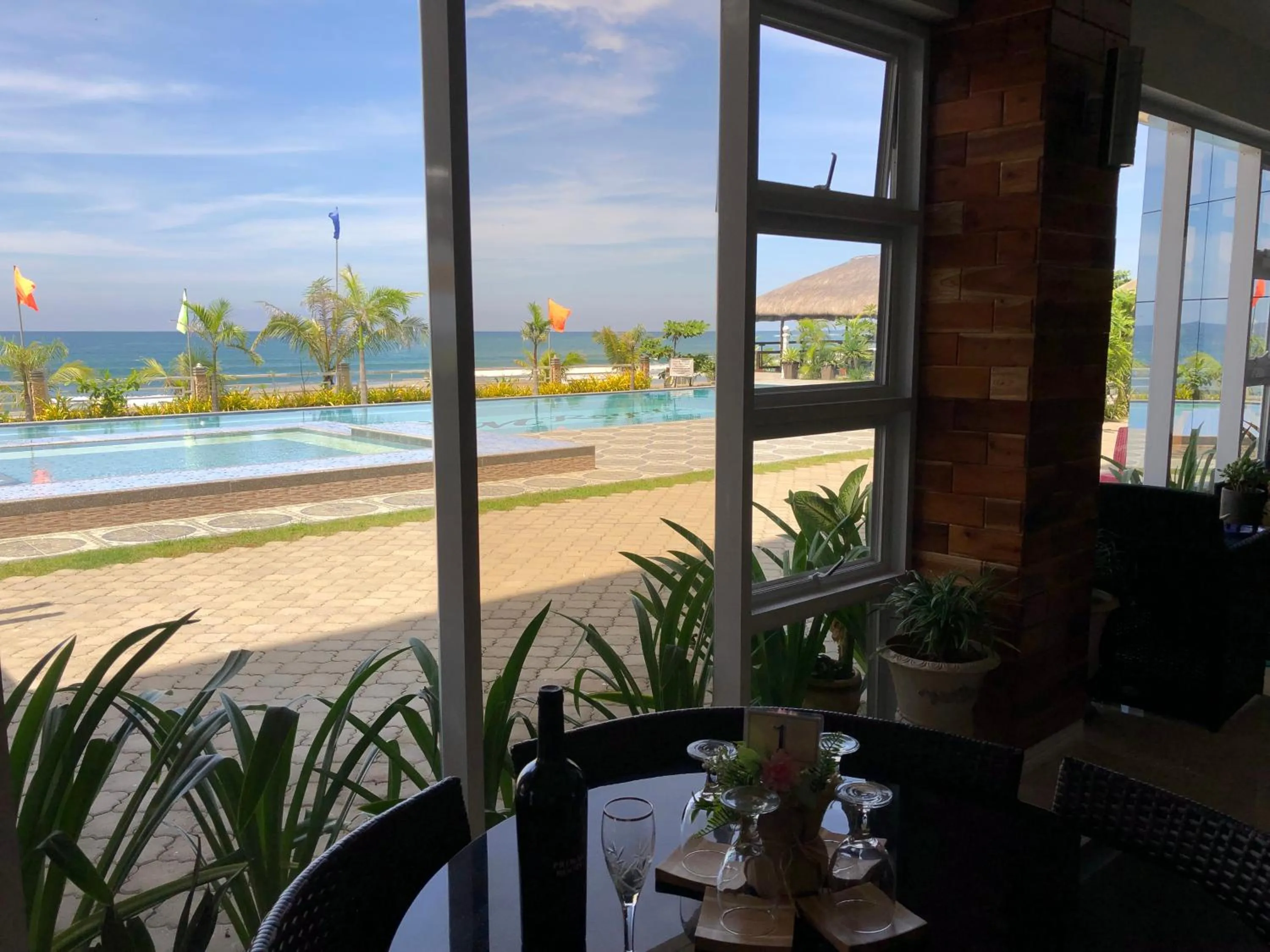 EM Royalle Hotel & Beach Resort