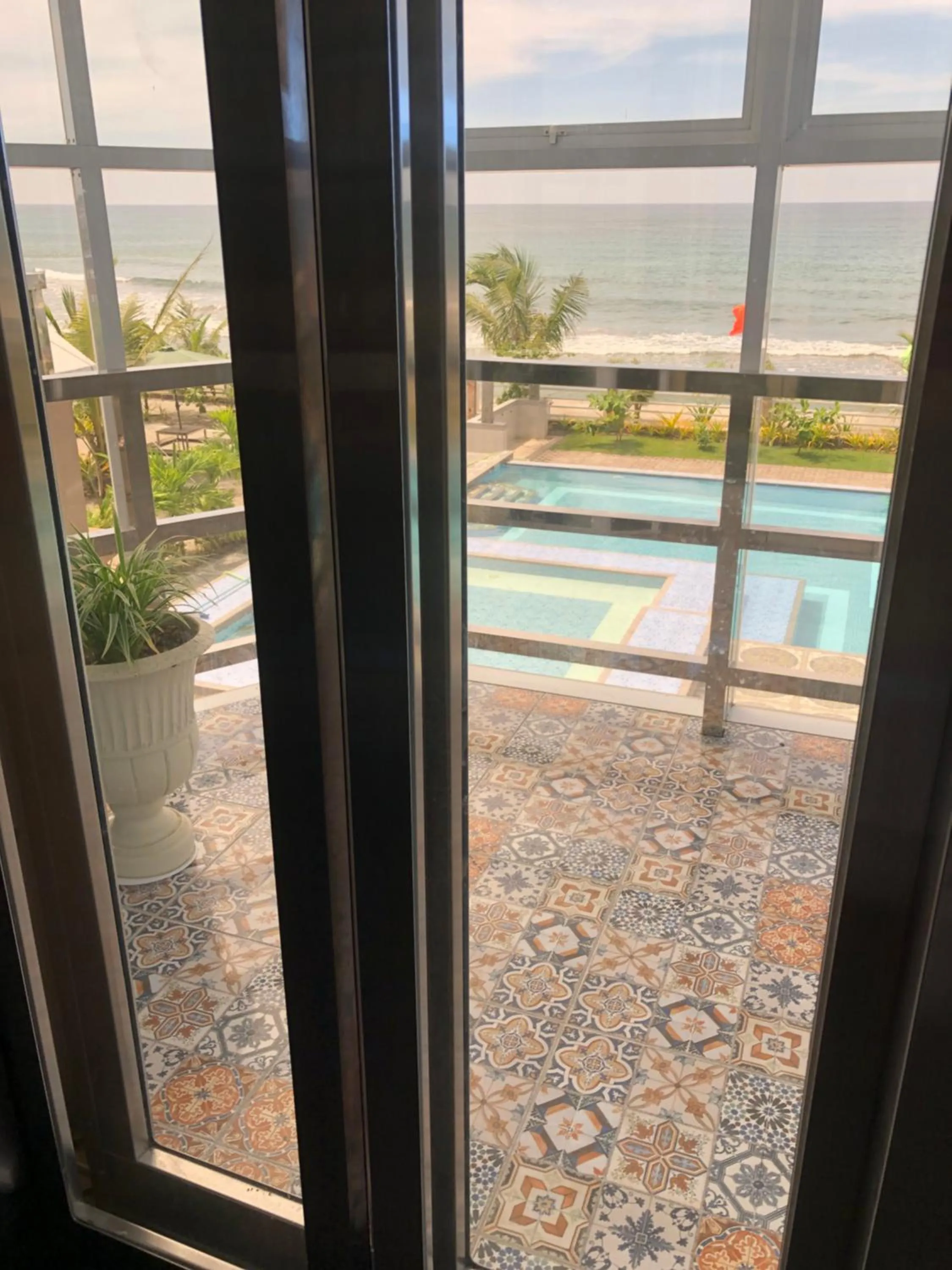 EM Royalle Hotel & Beach Resort