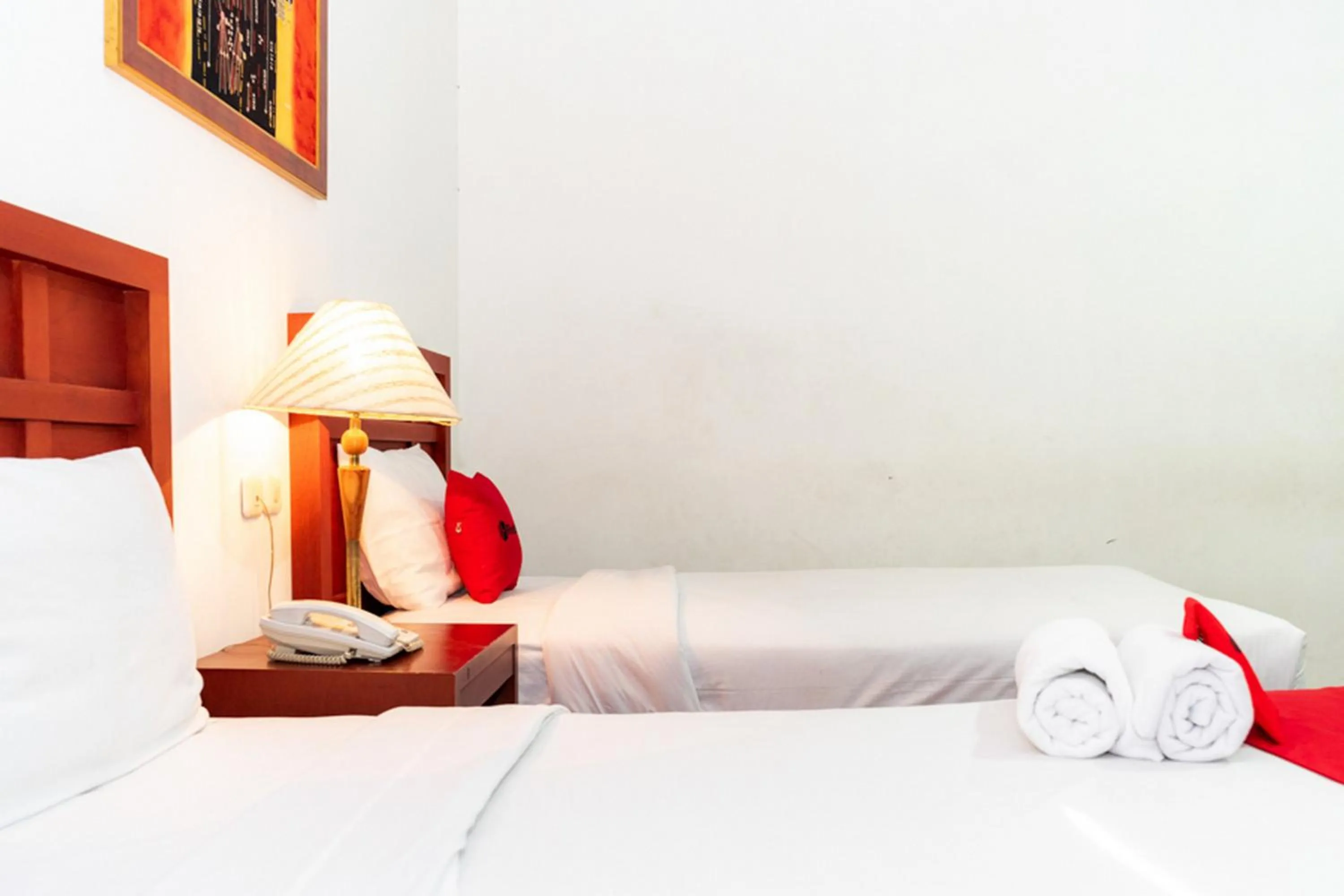 Bed in RedDoorz Plus Syariah near Java Supermall Semarang 2