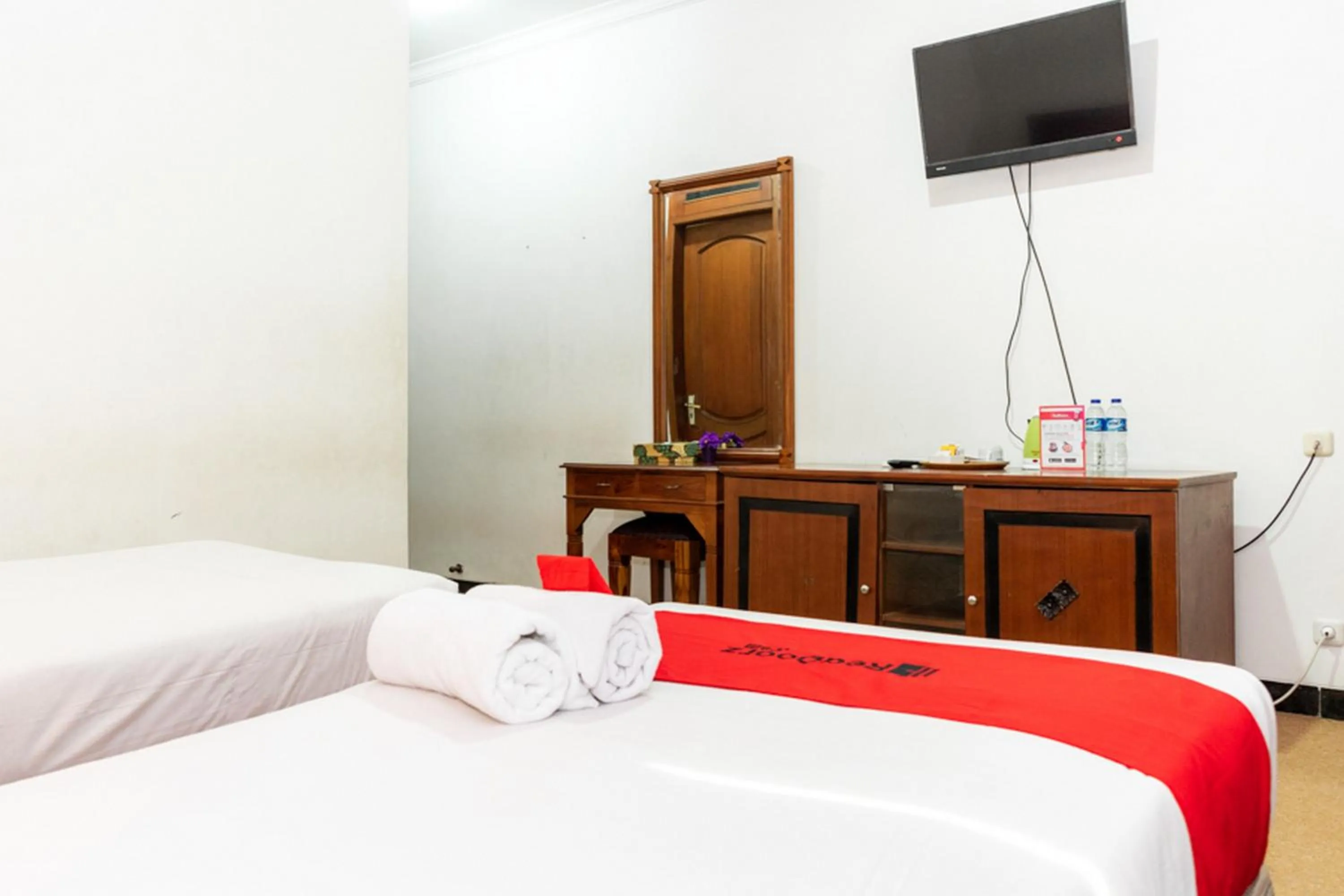 Bed in RedDoorz Plus Syariah near Java Supermall Semarang 2