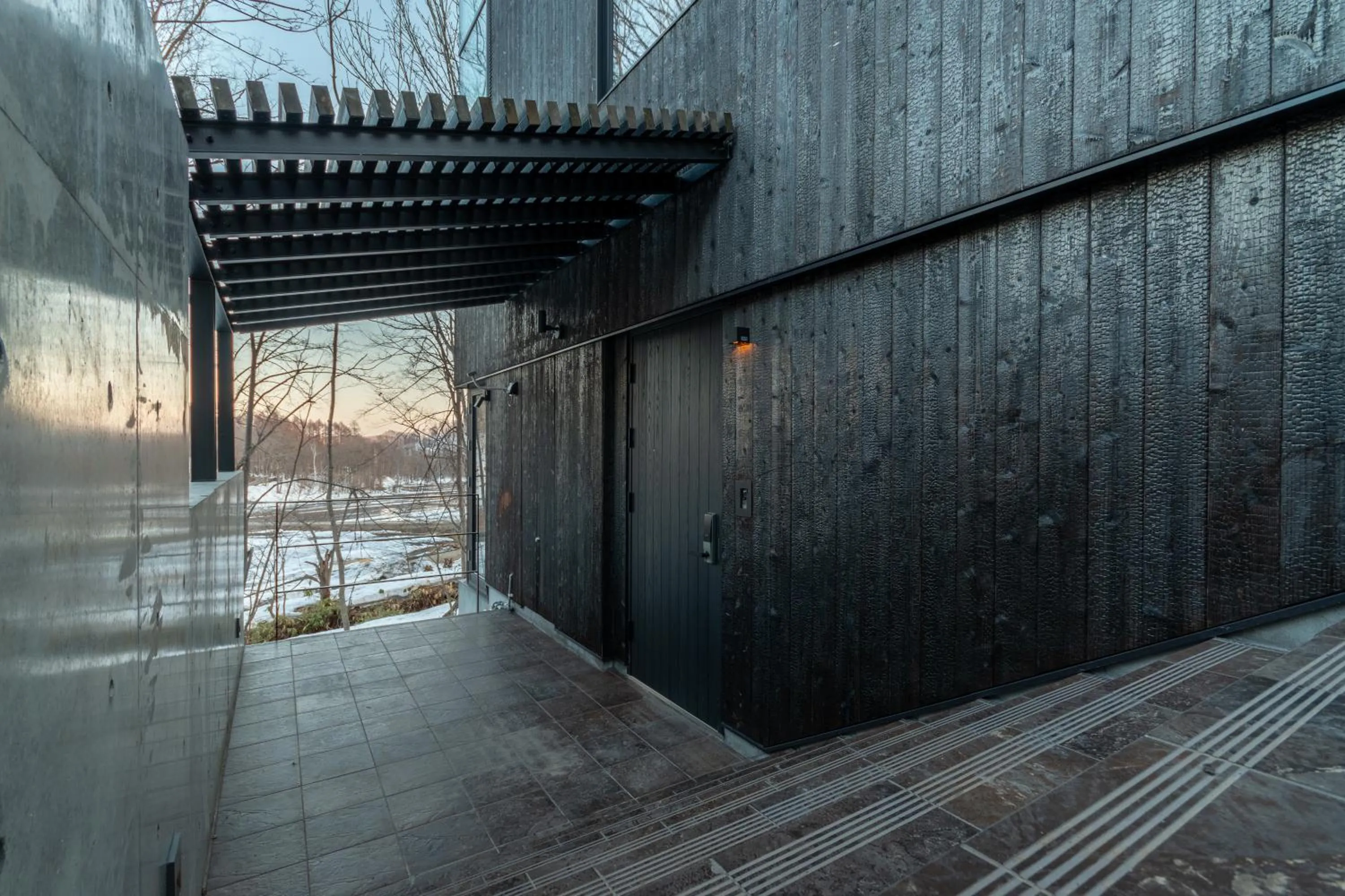 Facade/entrance in Hideaway on Escarpment by H2 Life