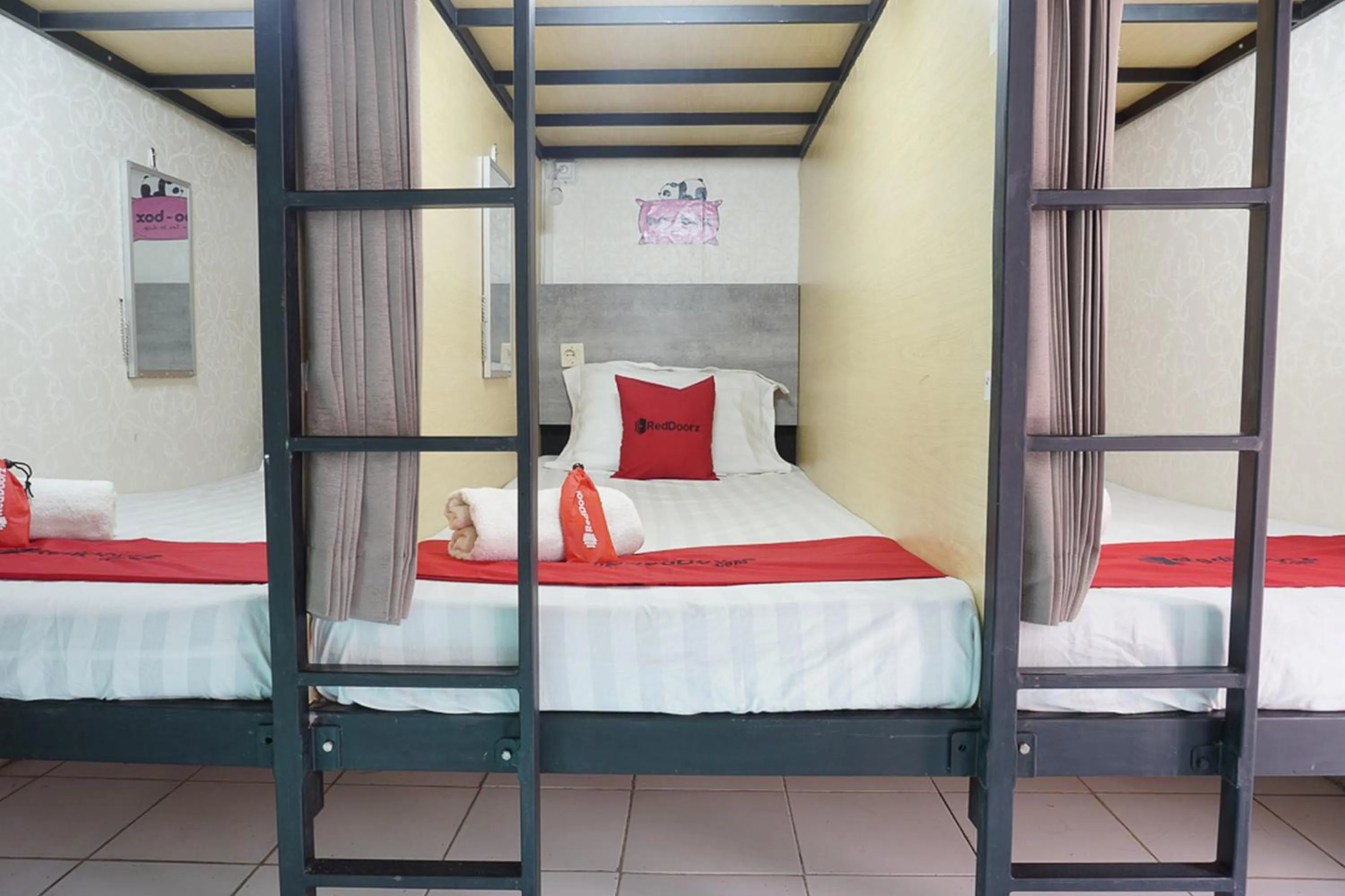 Bed in RedDoorz Hostel @ Borobudur Street