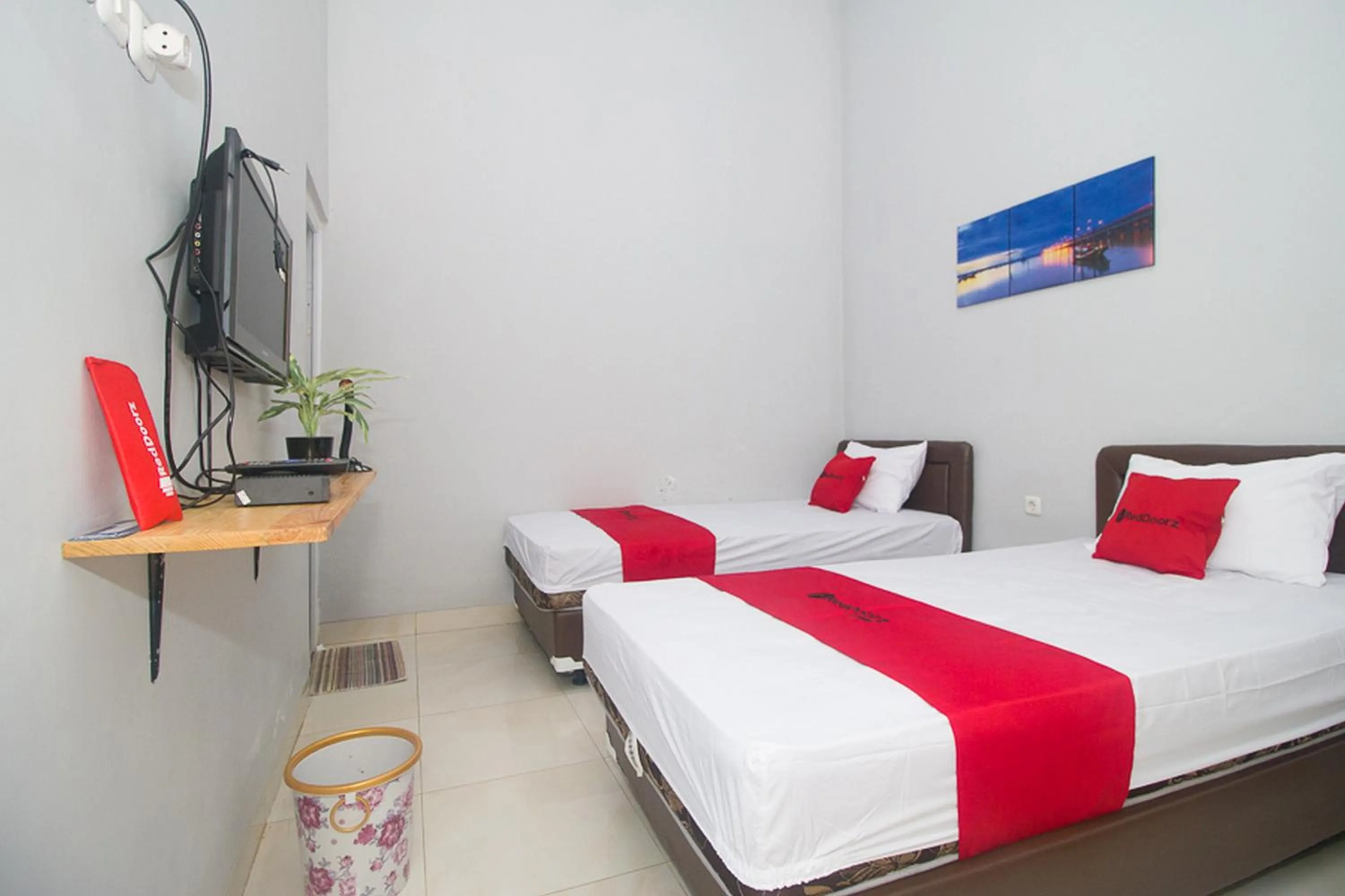 Bedroom, Bed in RedDoorz Plus Syariah near Alun Alun Sampang